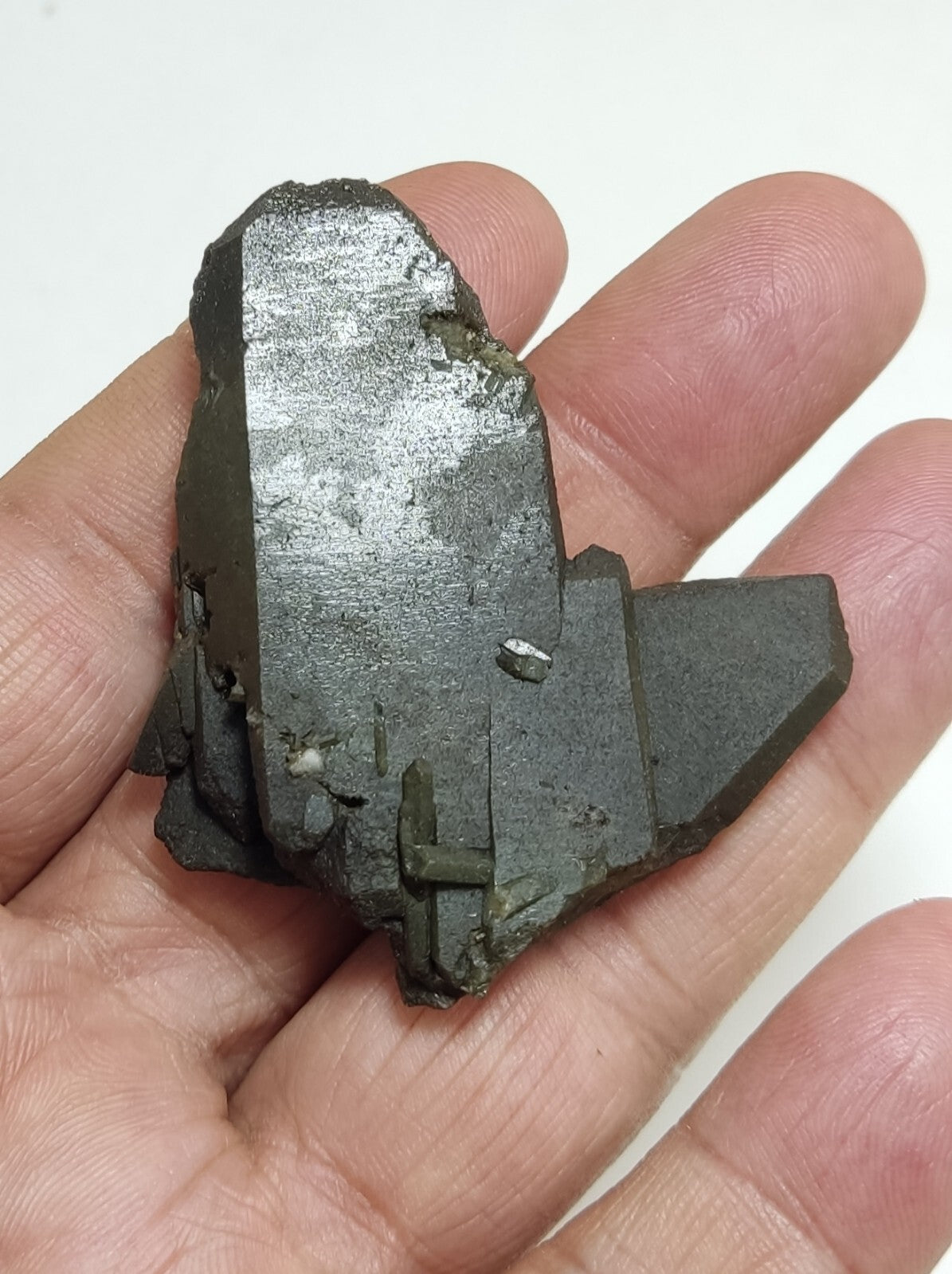 A very Aesthetic Natural beautifully terminated Chlorite Quartz crystal 36 grams