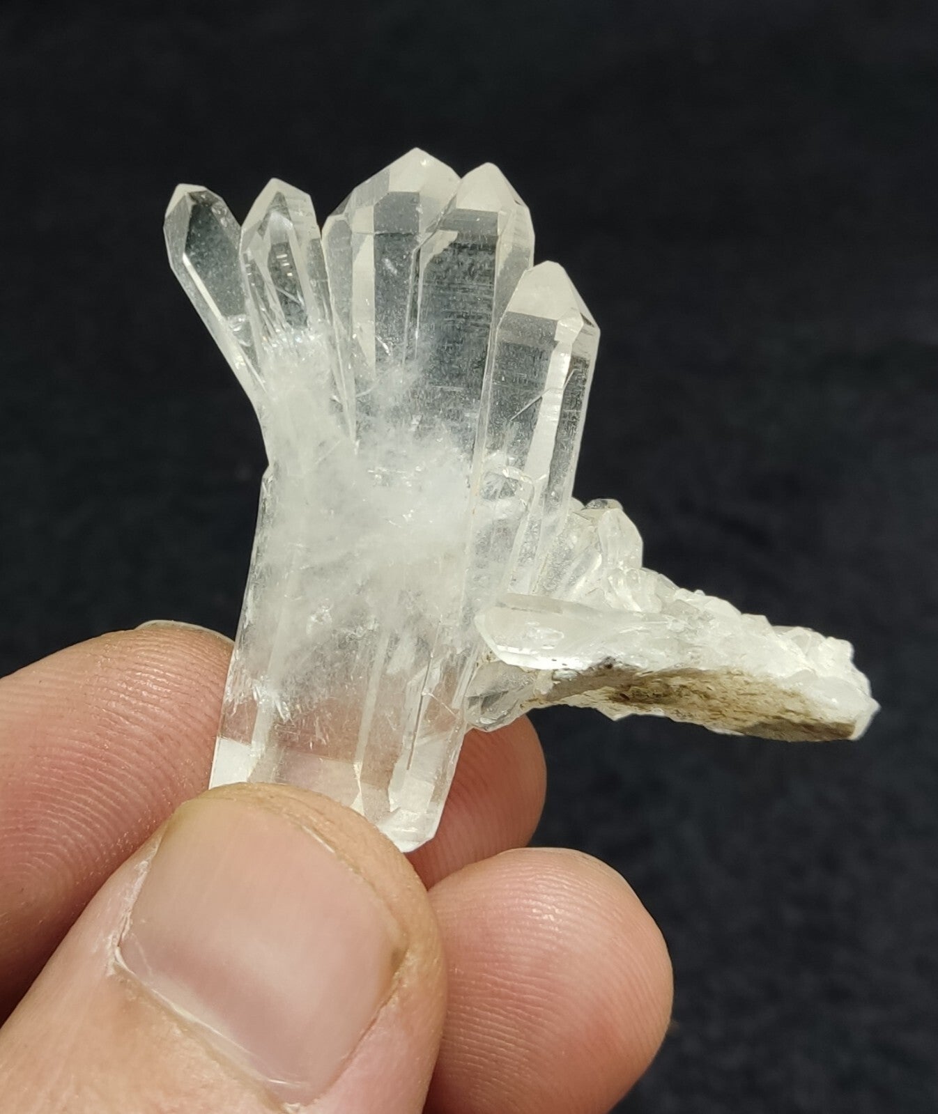 An Aesthetic terminated clear quartz cluster  17 grams