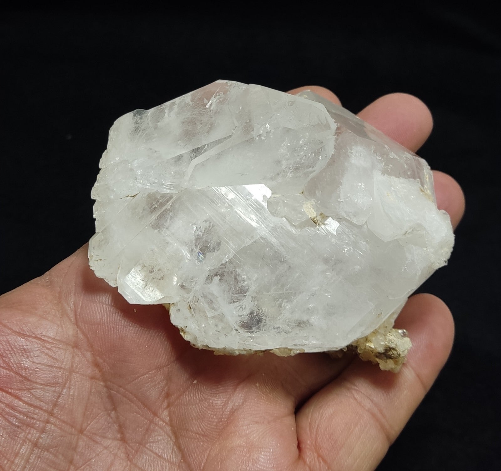 An amazing specimen of quartz cluster 201 grams