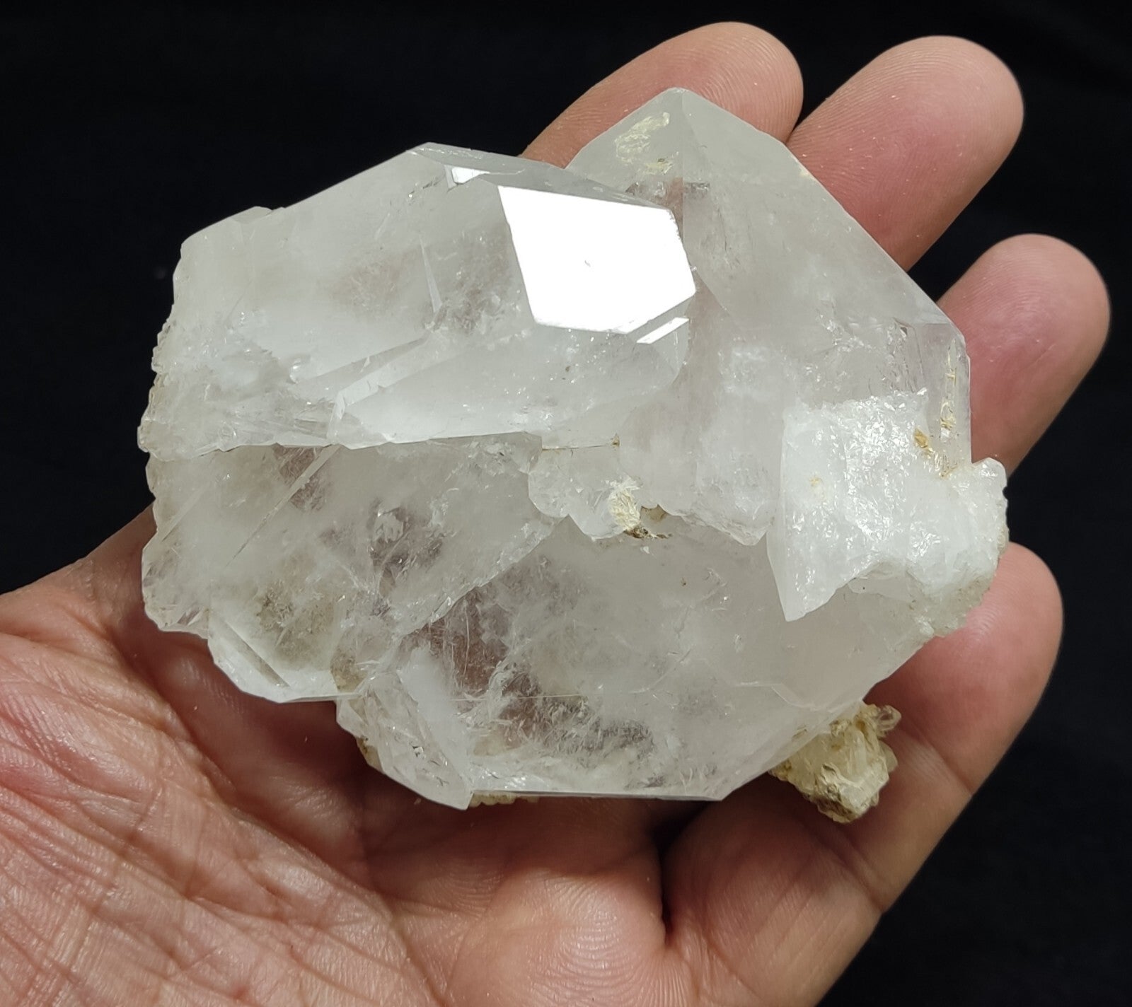 An amazing specimen of quartz cluster 201 grams