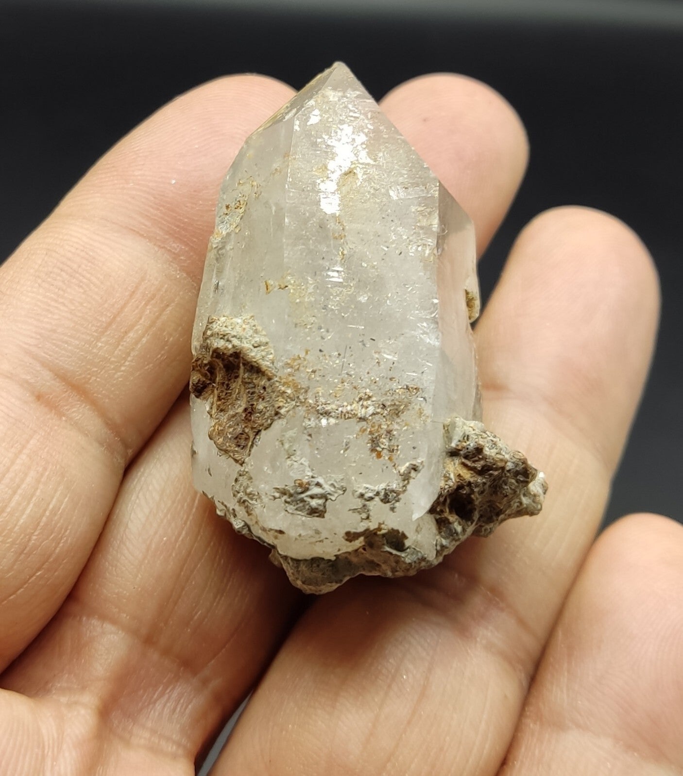 An Aesthetic specimen of rutiles included quartz crystal 42 grams