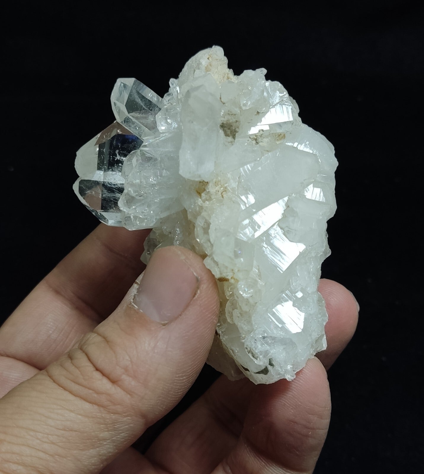 An amazing specimen of Quartz crystals specimen 148 grams