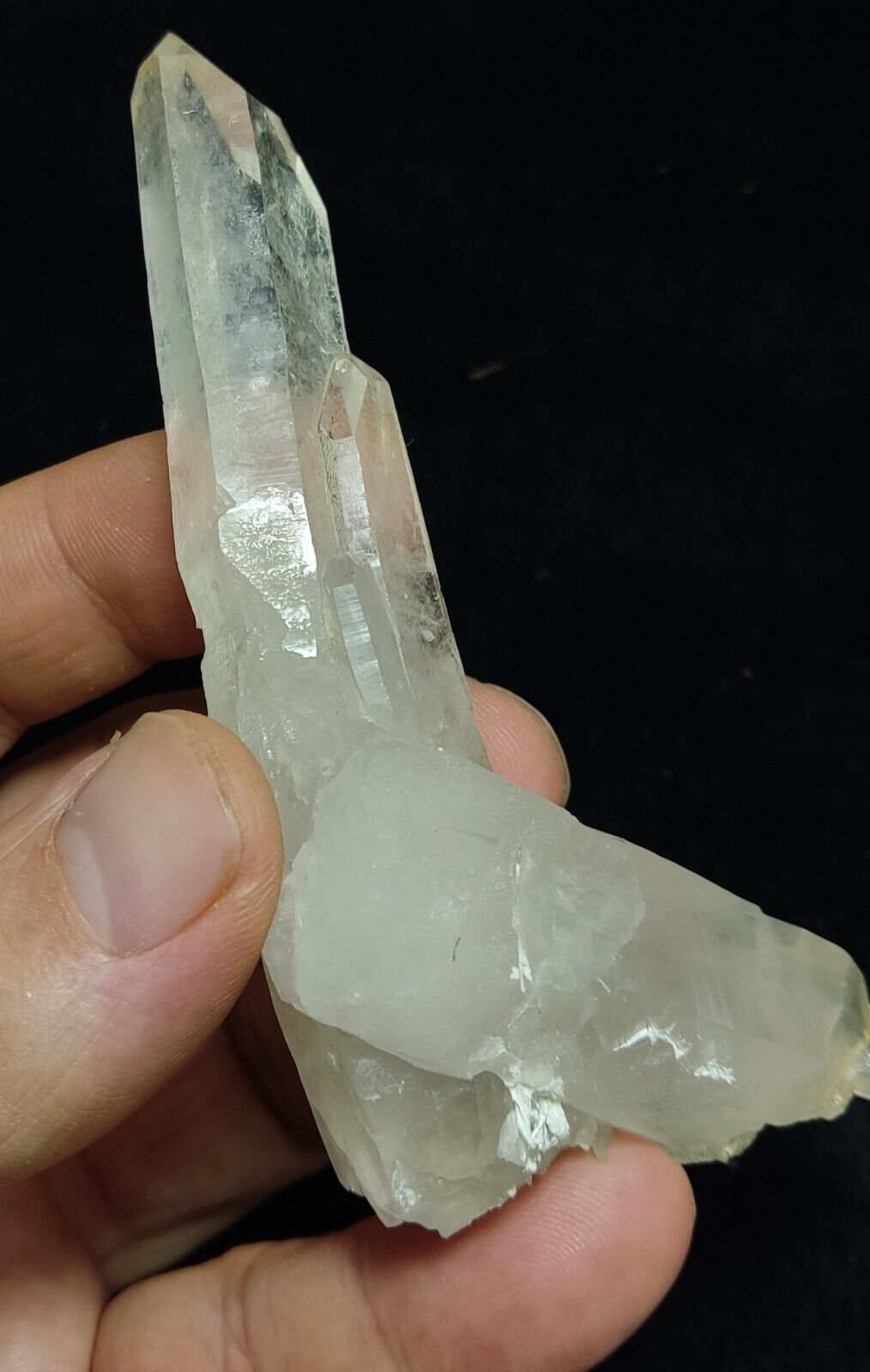 An Aesthetic specimen of quartz crystal specimen 76 grams