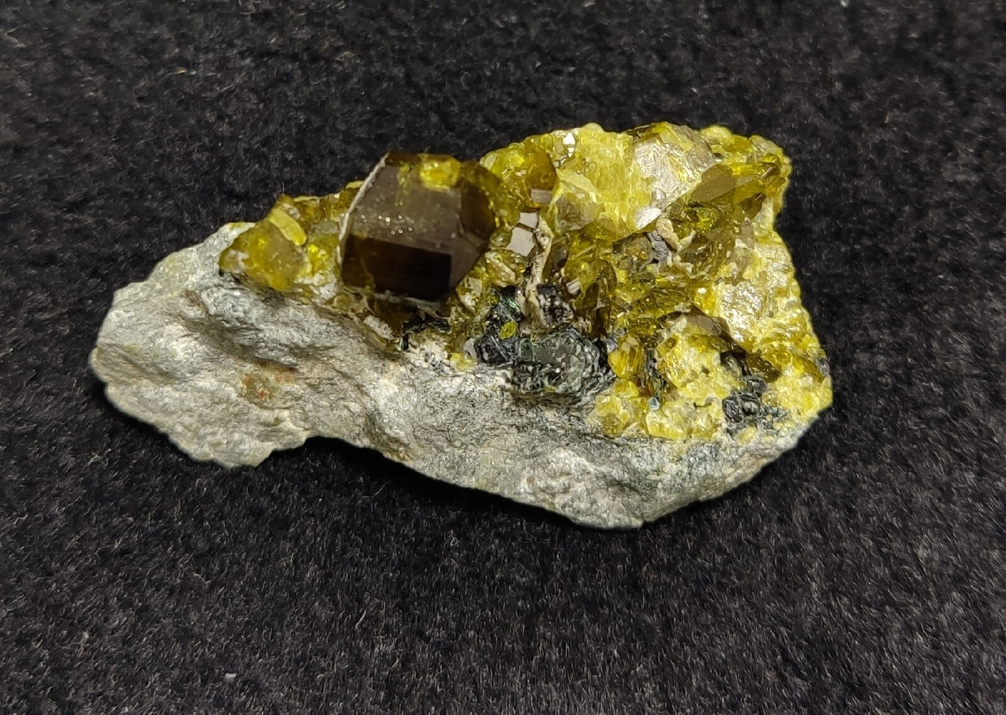 Green color epidotes on matrix 22 grams