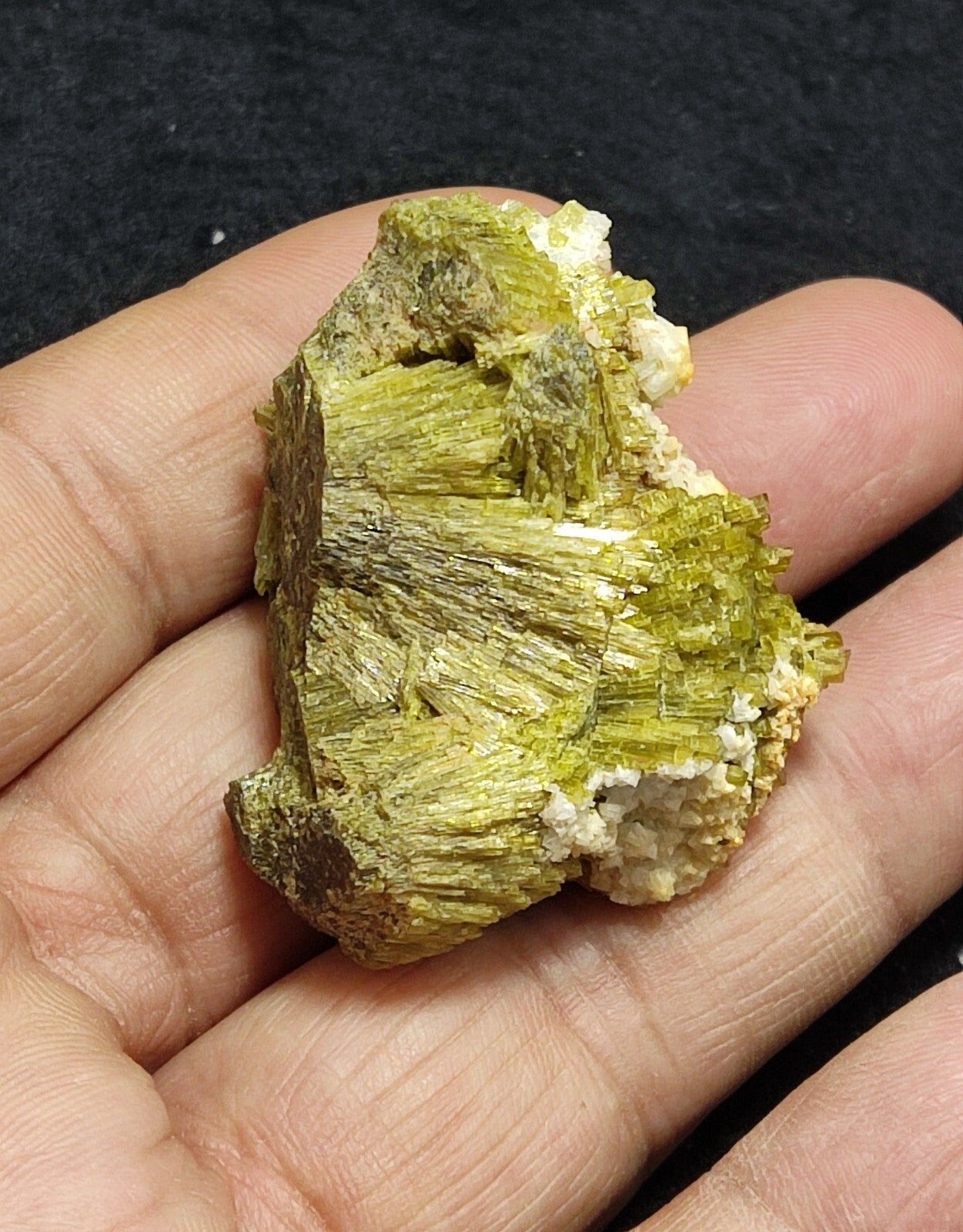 A very Aesthetic Natural beautifully terminated epidote specimen 61 grams