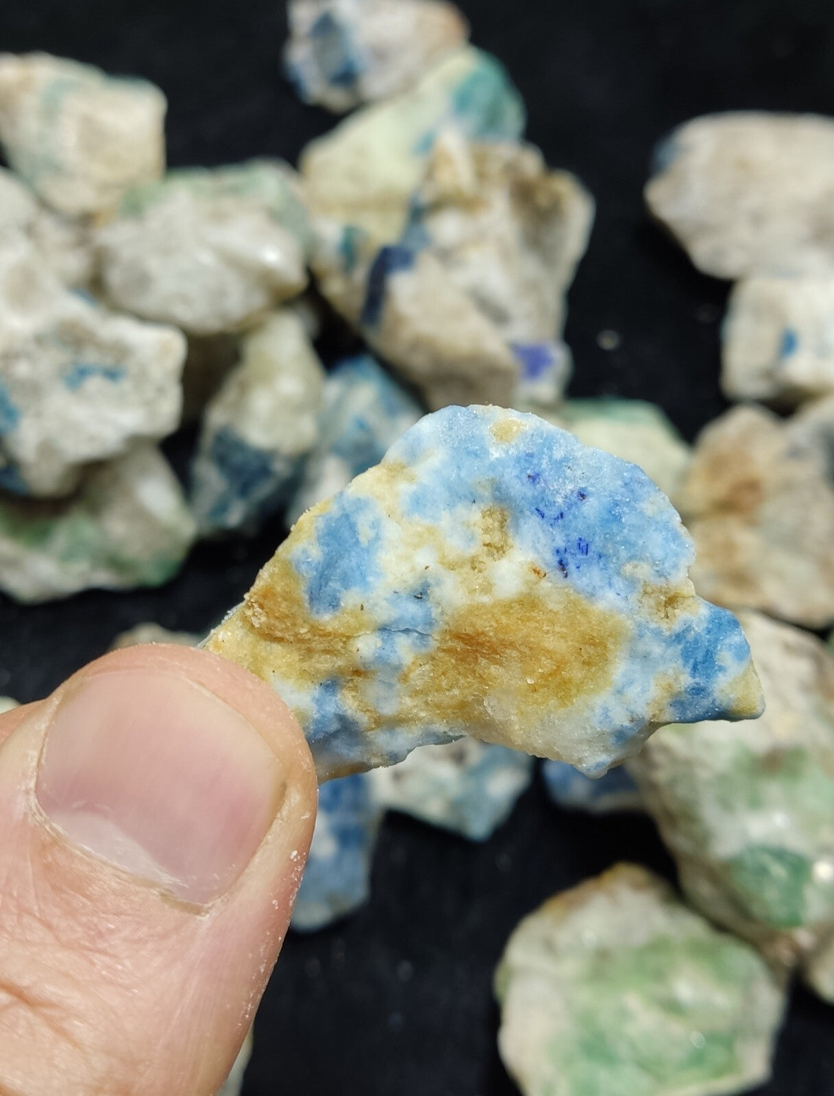 1000 grams Fluorescent rough lazurite/hayune/sodalite