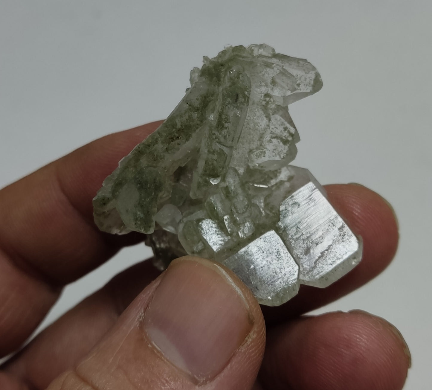 A very Aesthetic Natural terminated faden-chlorite Quartz specimen 15 grams