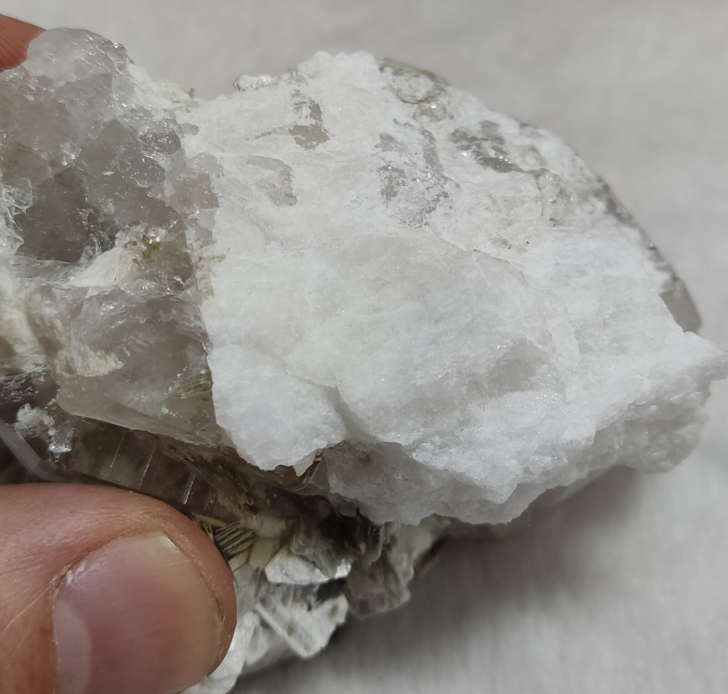 An amazing specimen of quartz with muscovite and albite 260 grams