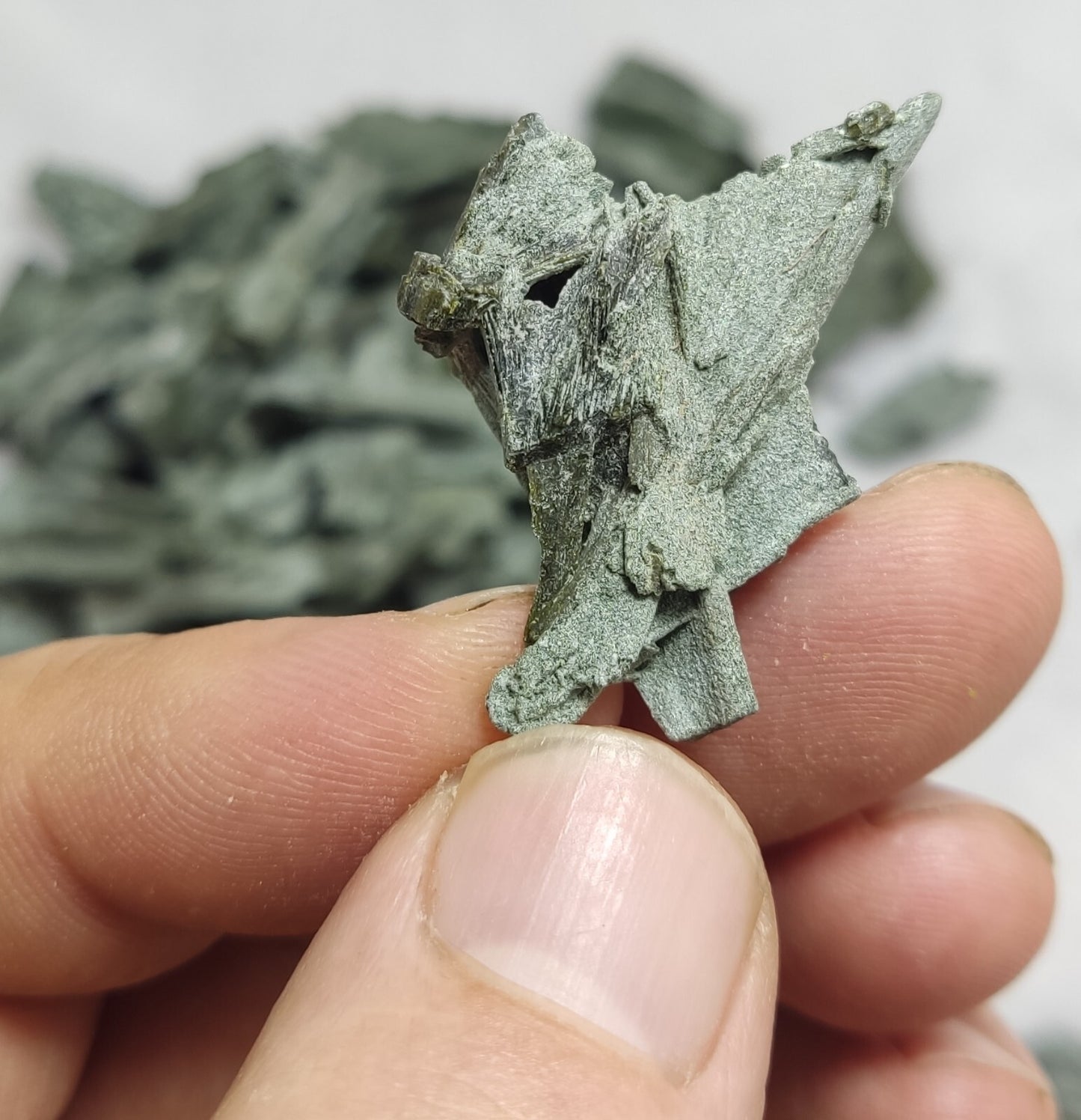 440 grams Natural epidote crystals