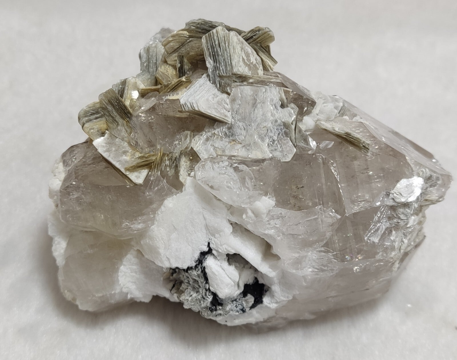 An amazing specimen of quartz with muscovite and albite 260 grams