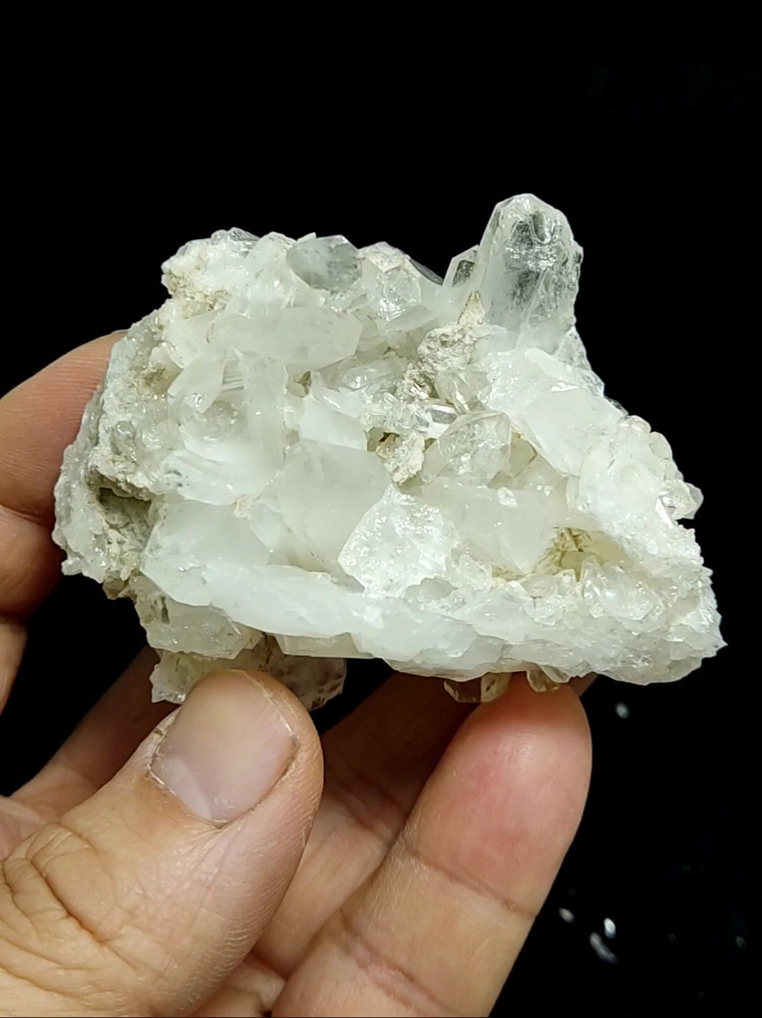 An amazing specimen of Quartz crystals specimen 148 grams