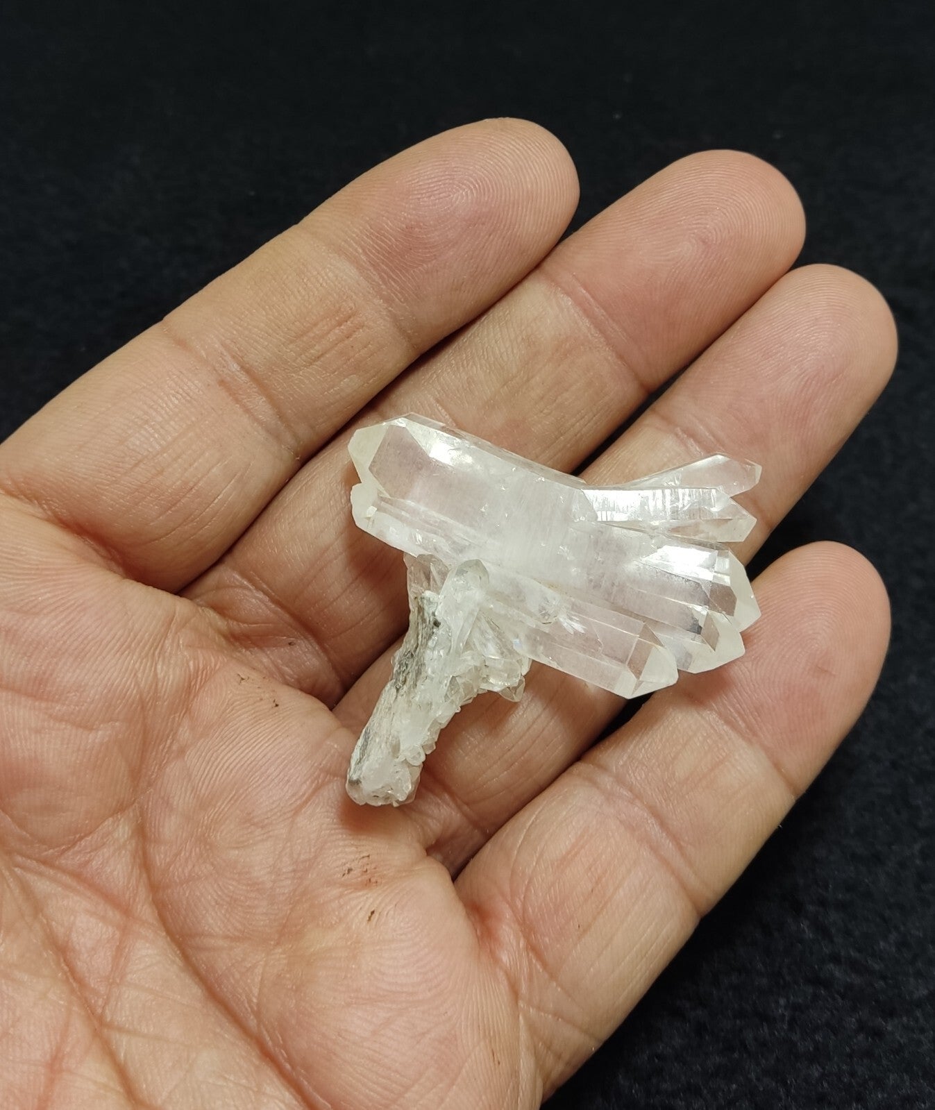 An Aesthetic terminated clear quartz cluster  17 grams