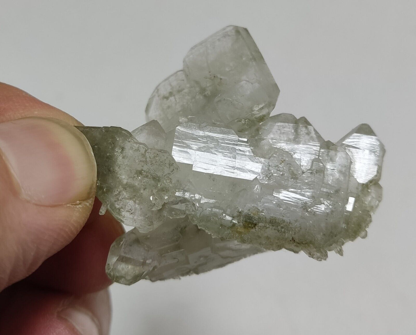 A very Aesthetic Natural terminated faden-chlorite Quartz specimen 15 grams