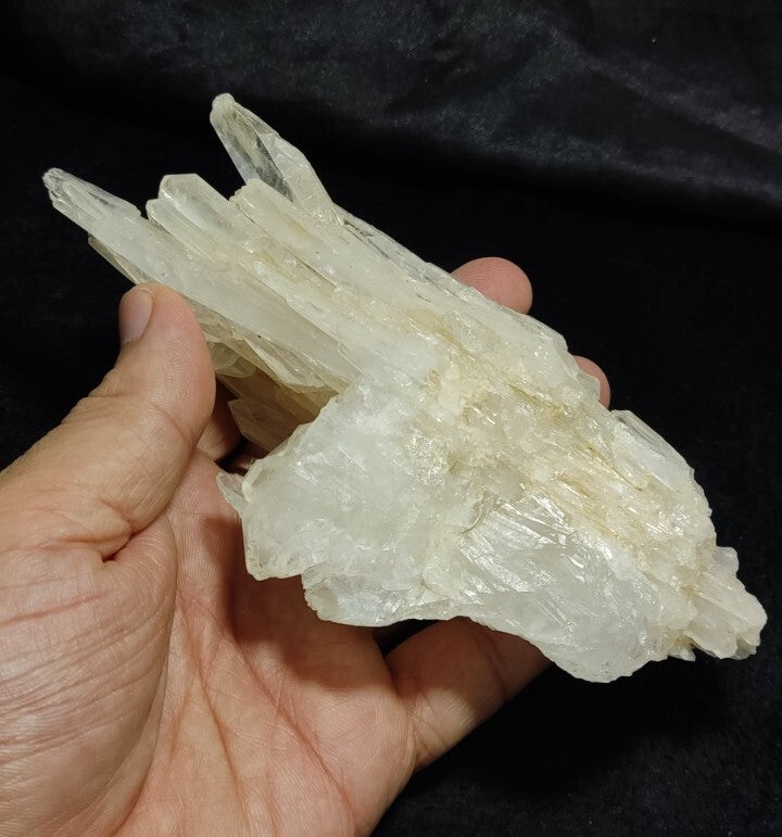 Very Aesthetic Faden Like Quartz Crystal Cluster 409 grams
