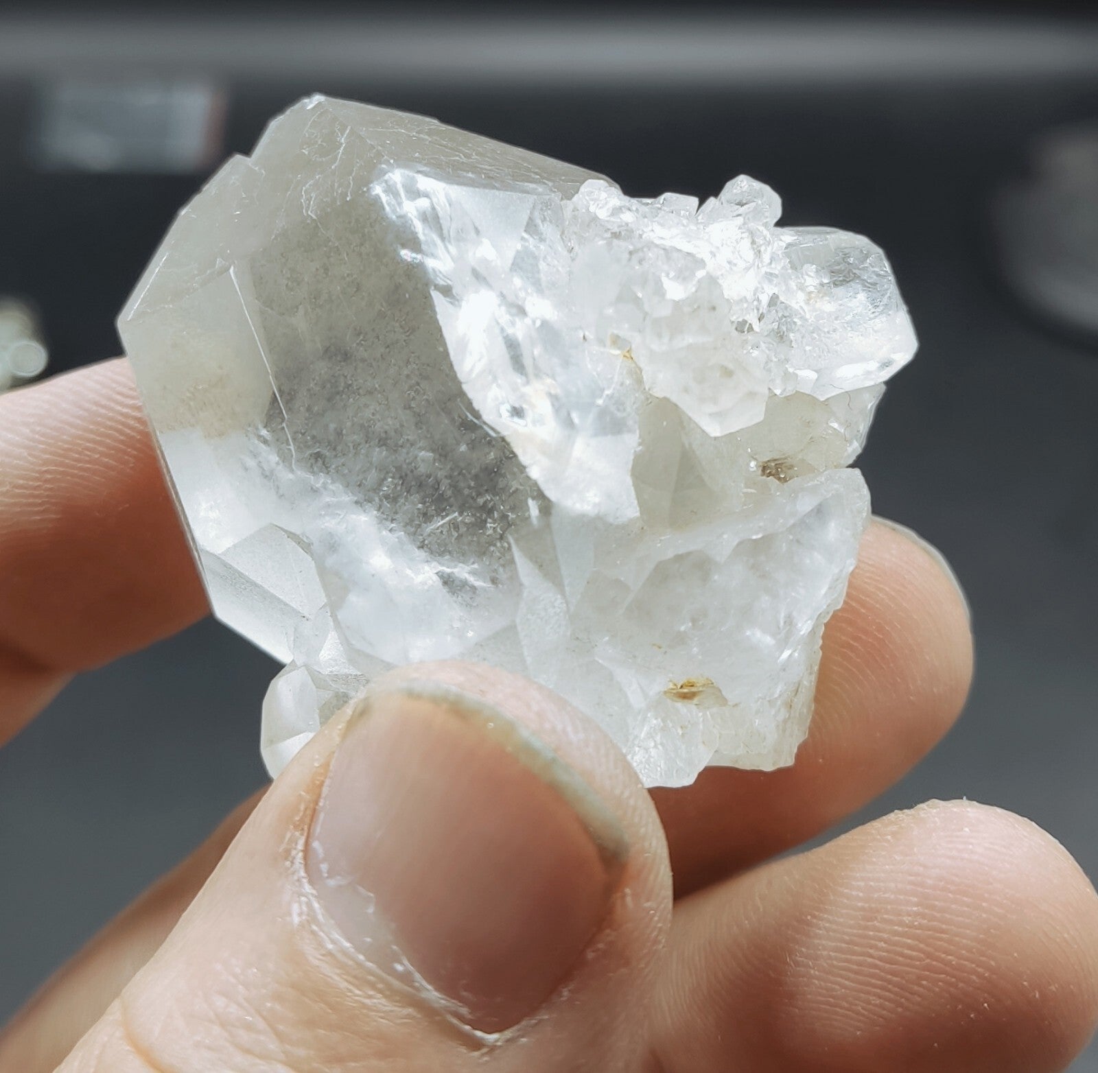 An Aesthetic terminated specimen of Quartz crystal 59 grams