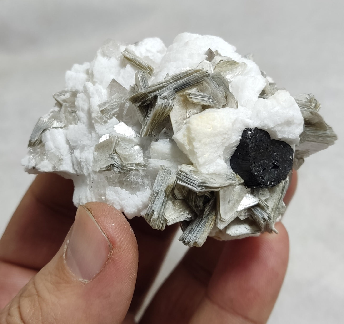 An amazing specimen of quartz with muscovite and albite 134 grams