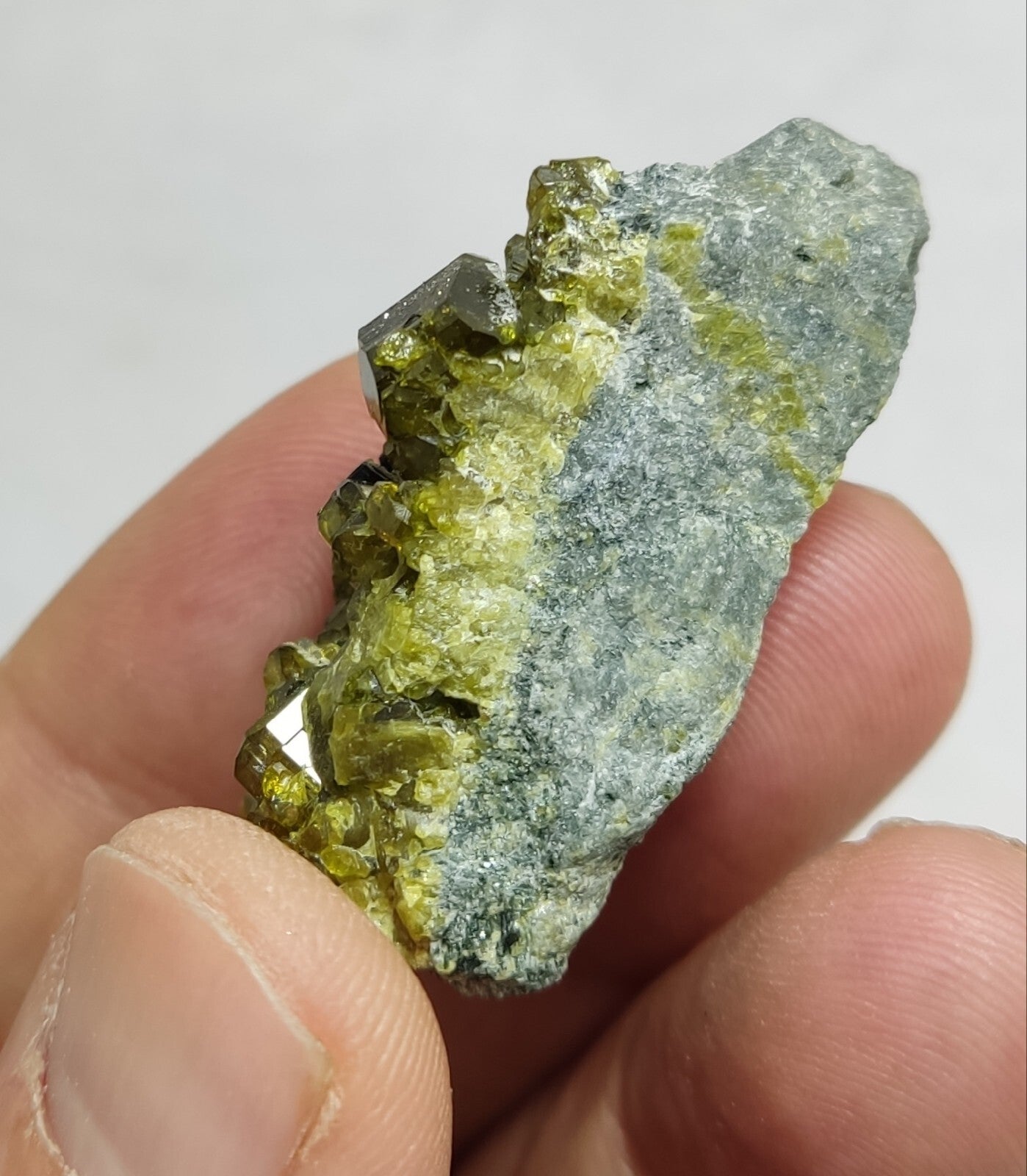 Green color epidotes on matrix 22 grams