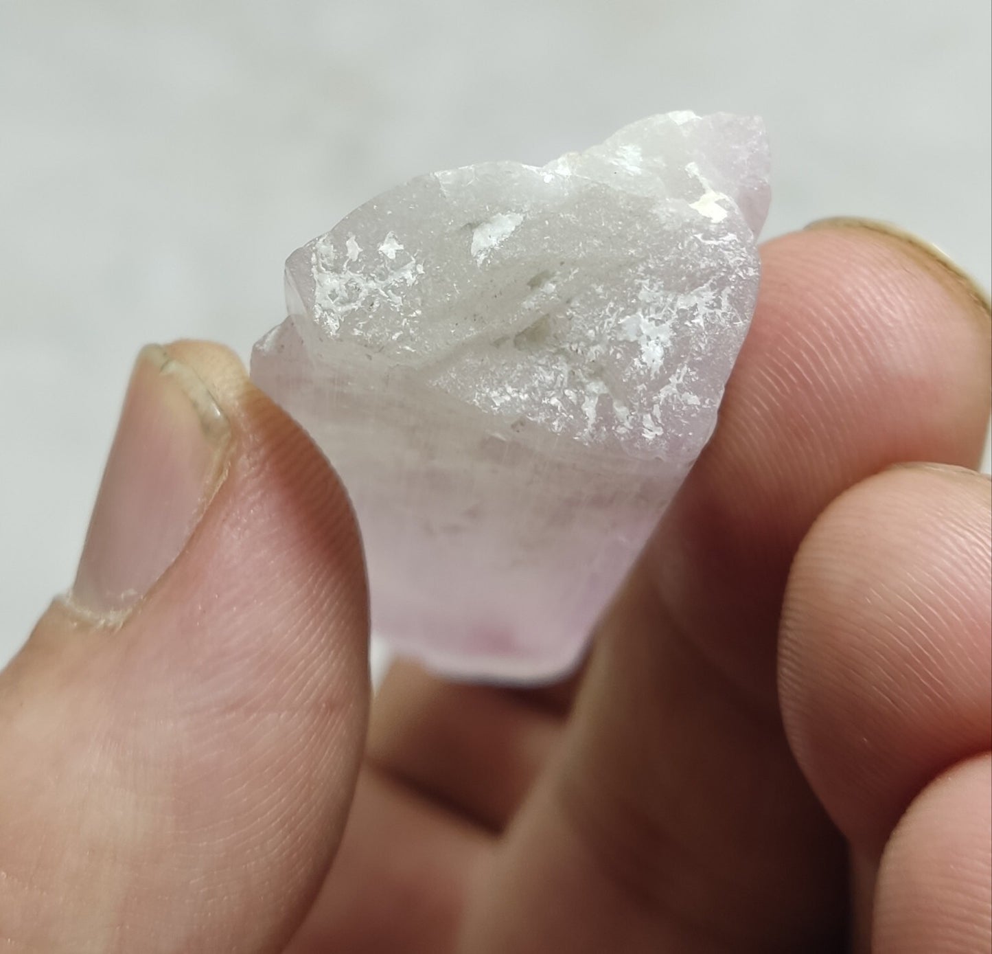 A very Aesthetic Natural spodumene kunzite triphane crystal 39 grams