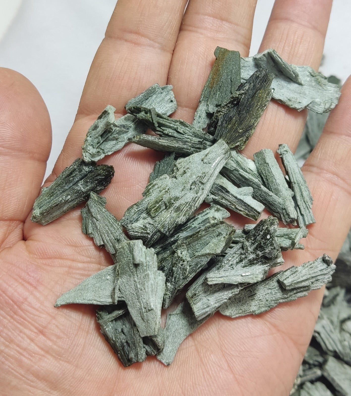 440 grams Natural epidote crystals