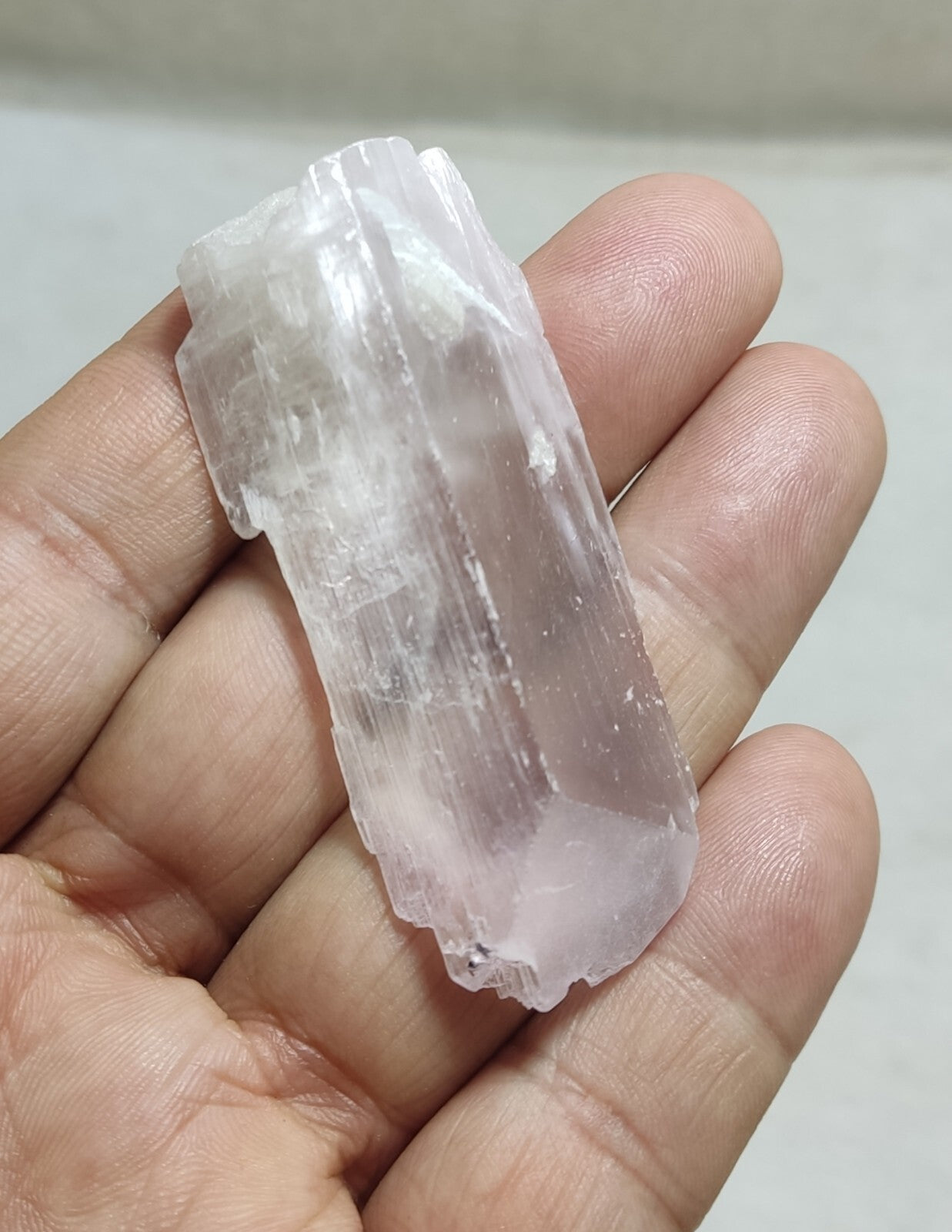 A very Aesthetic Natural spodumene kunzite triphane crystal 39 grams