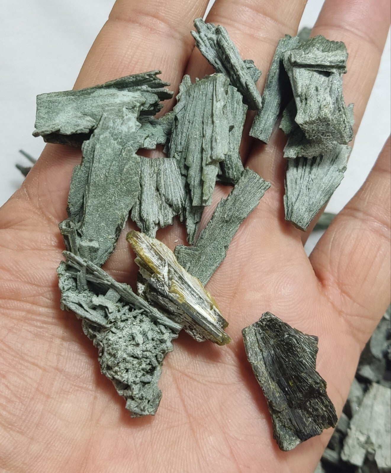 440 grams Natural epidote crystals