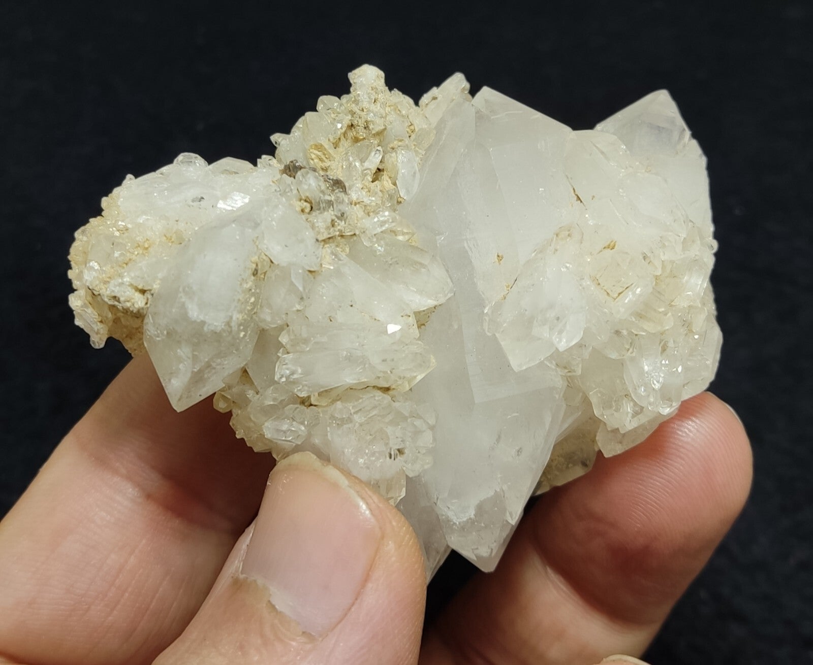 An amazing specimen of quartz cluster 84 grams