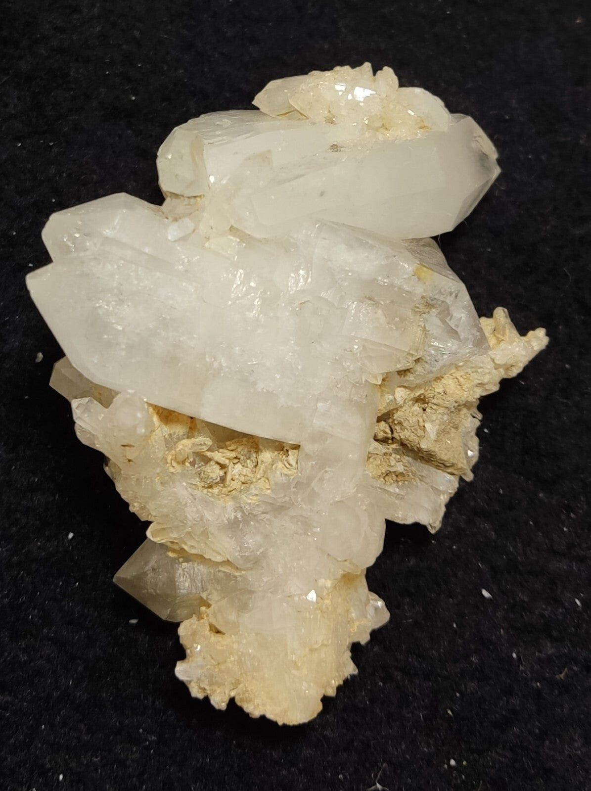An amazing specimen of quartz cluster 84 grams