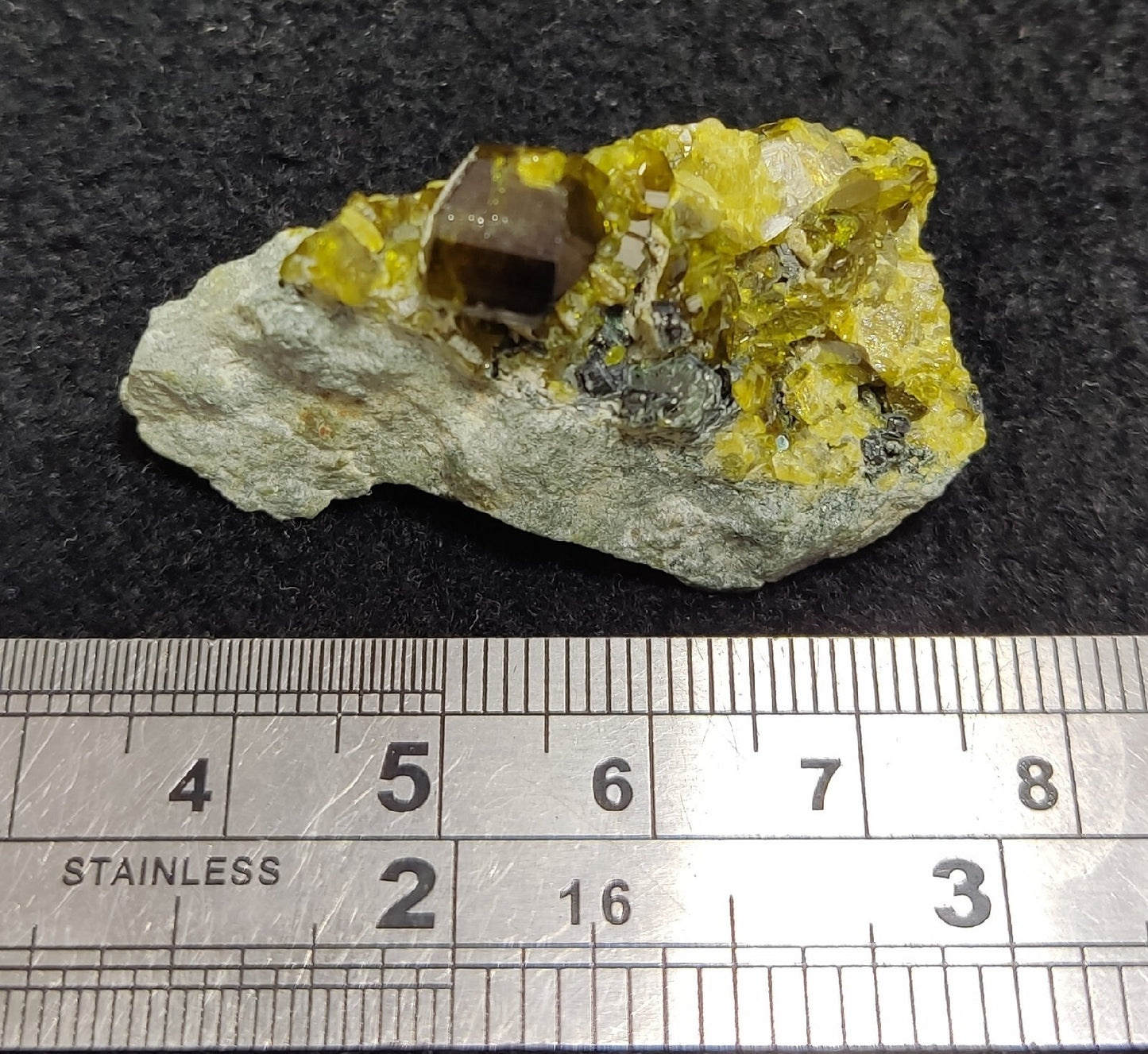 Green color epidotes on matrix 22 grams