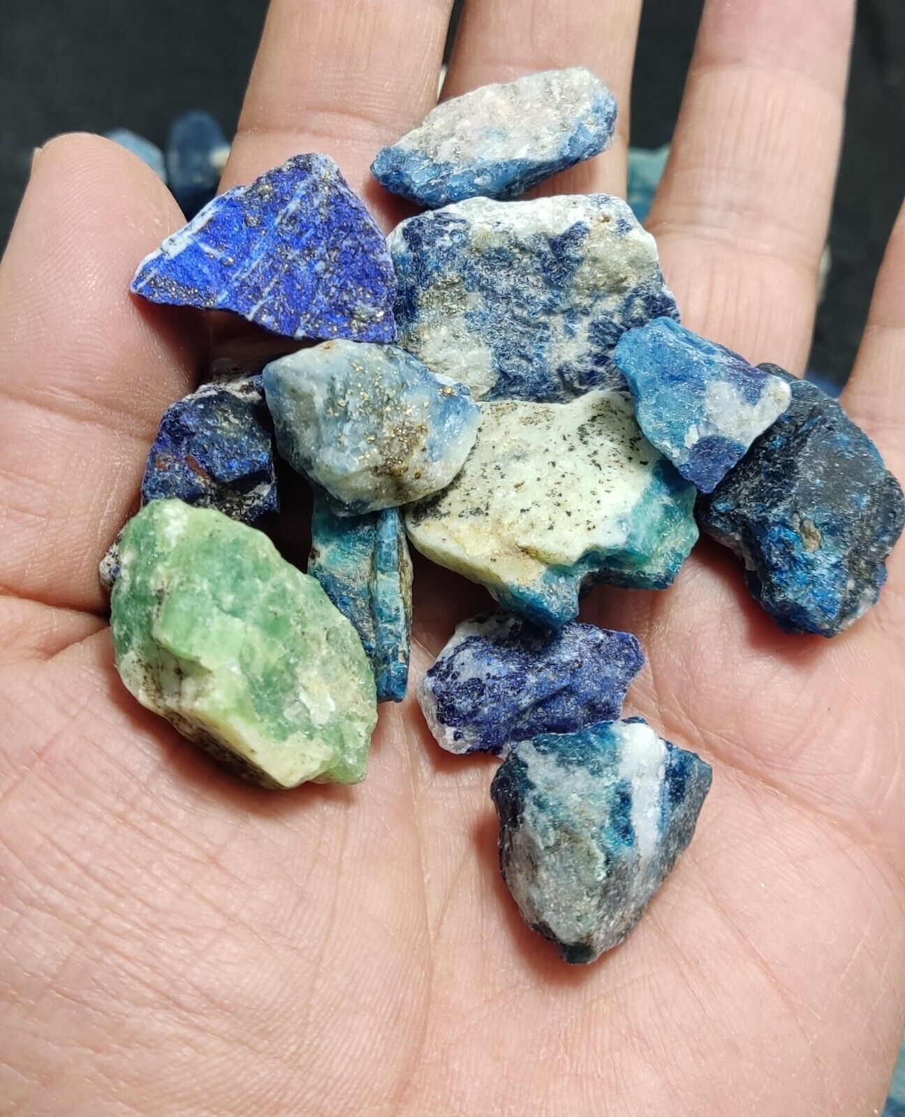 700 grams fluorescent lazurite