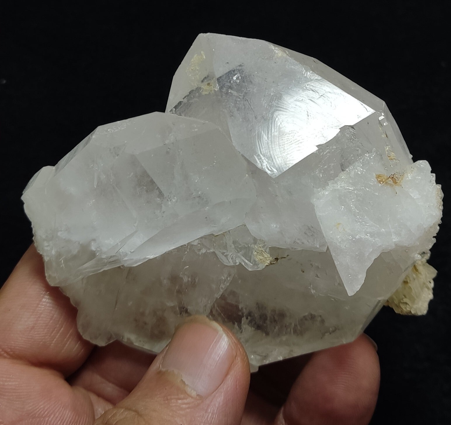 An amazing specimen of quartz cluster 201 grams