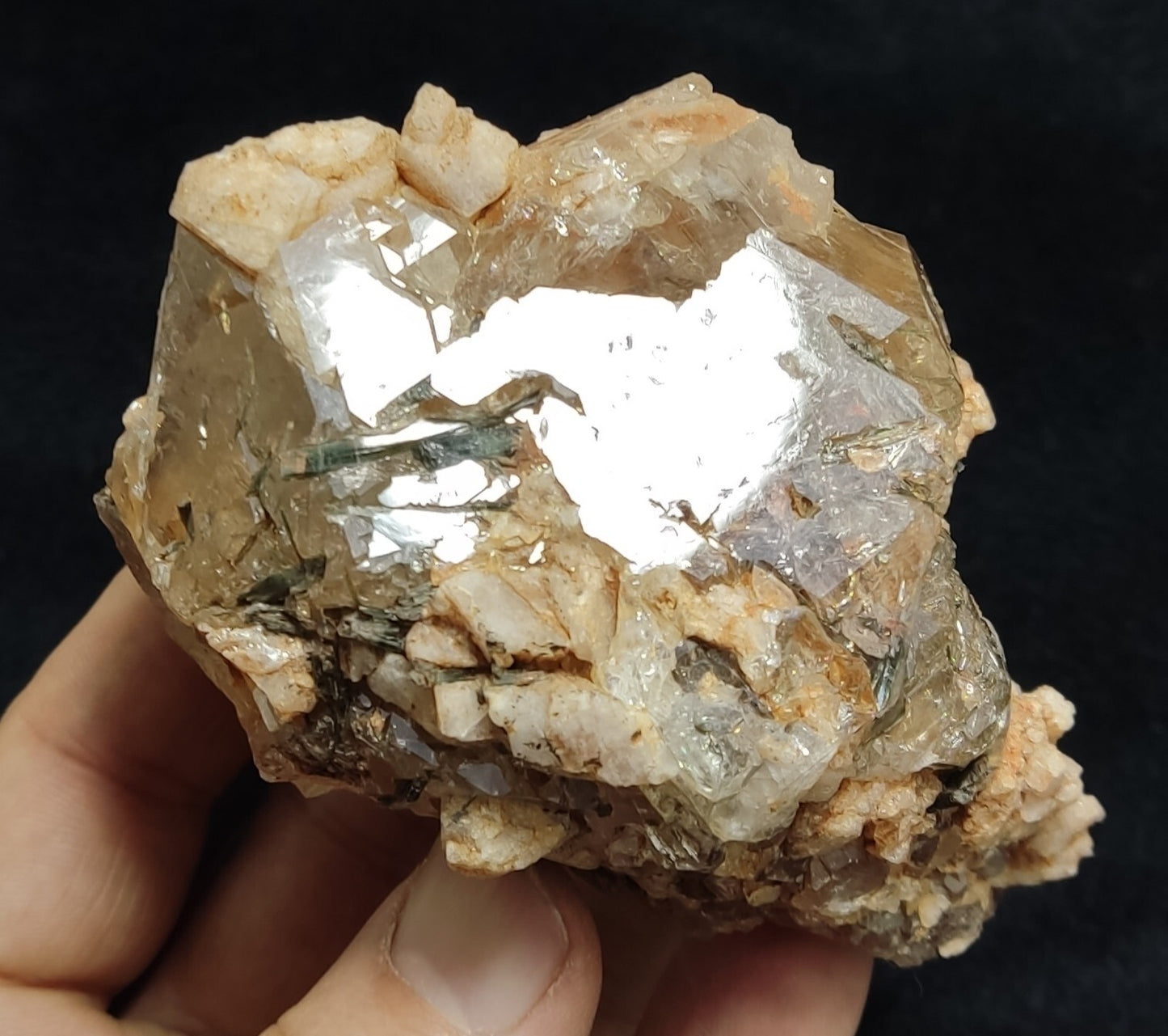 An Aesthetic terminated Quartz floater with aegirine 381 grams