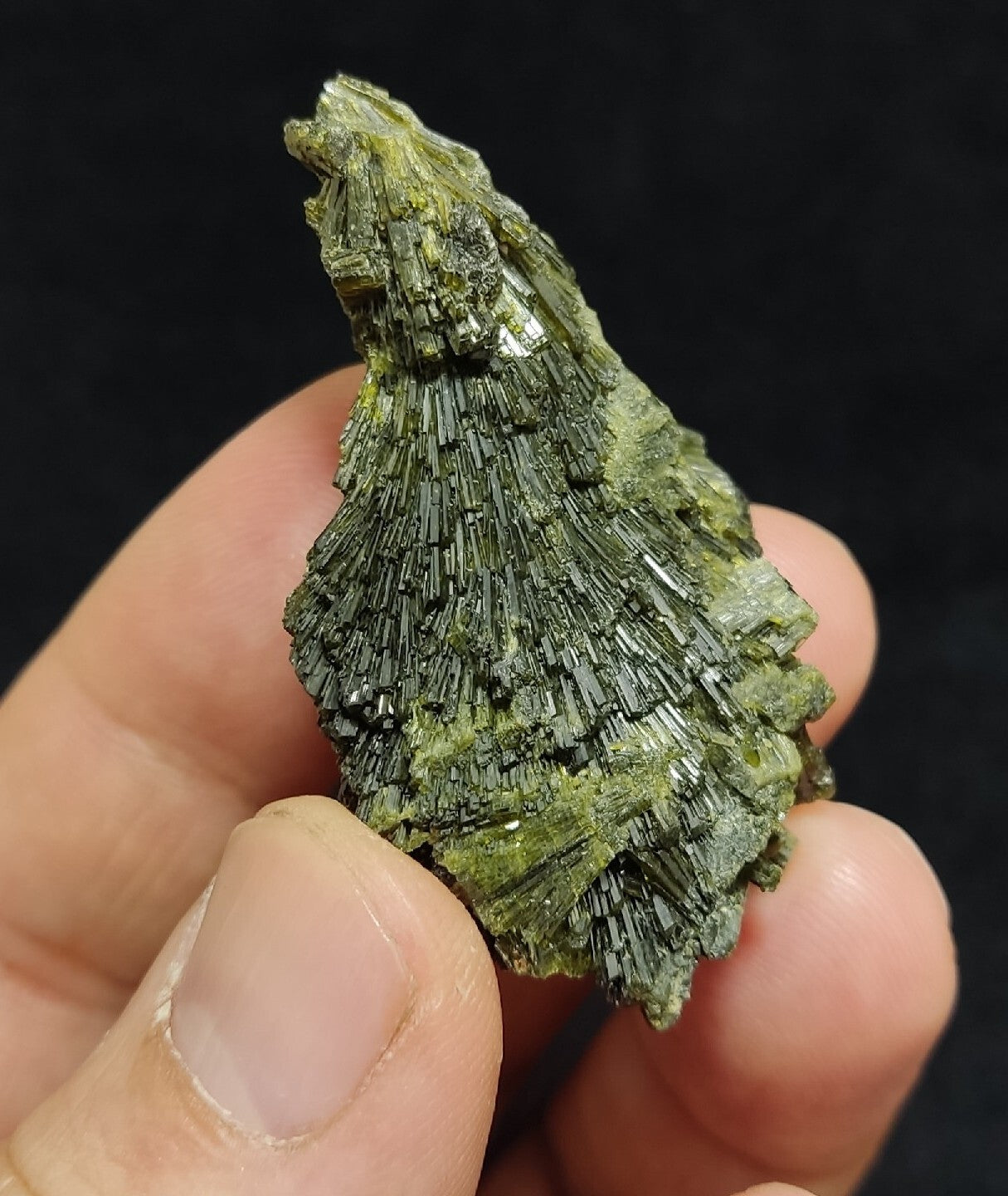 Single natural Epidote Crystal spray formations 29 grams