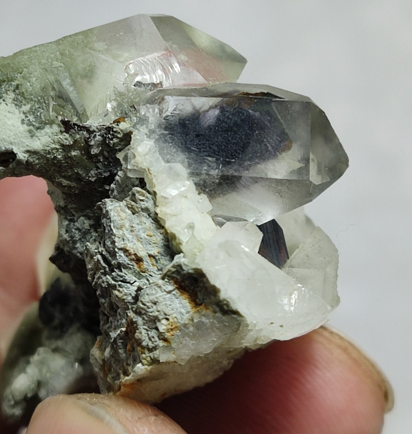 A very Aesthetic Natural terminated Chlorite-brookite Quartz 27 grams