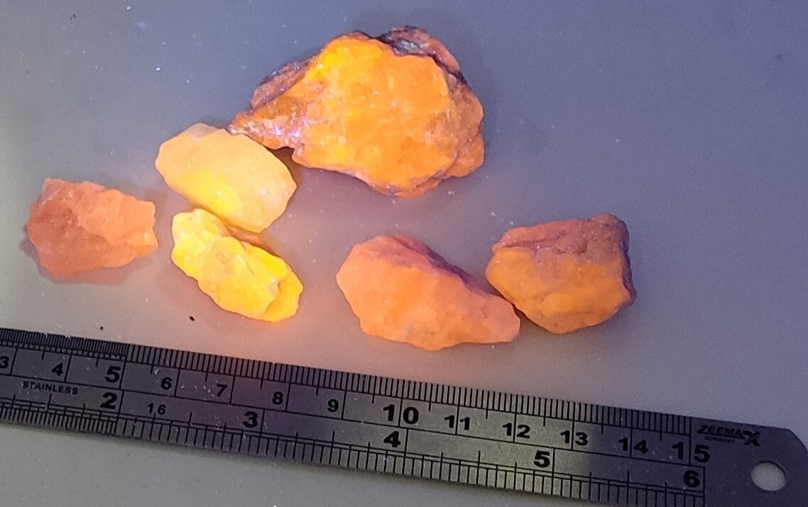 77 grams fluorescent Hackmanite