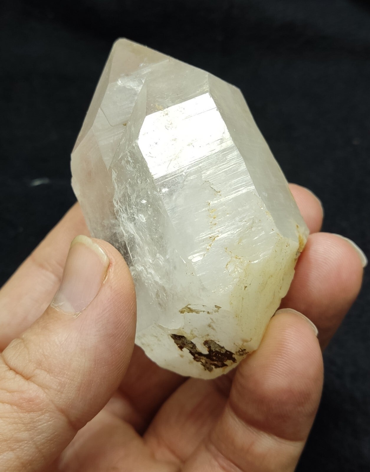 An Aesthetic specimen of quartz crystal specimen 162 grams