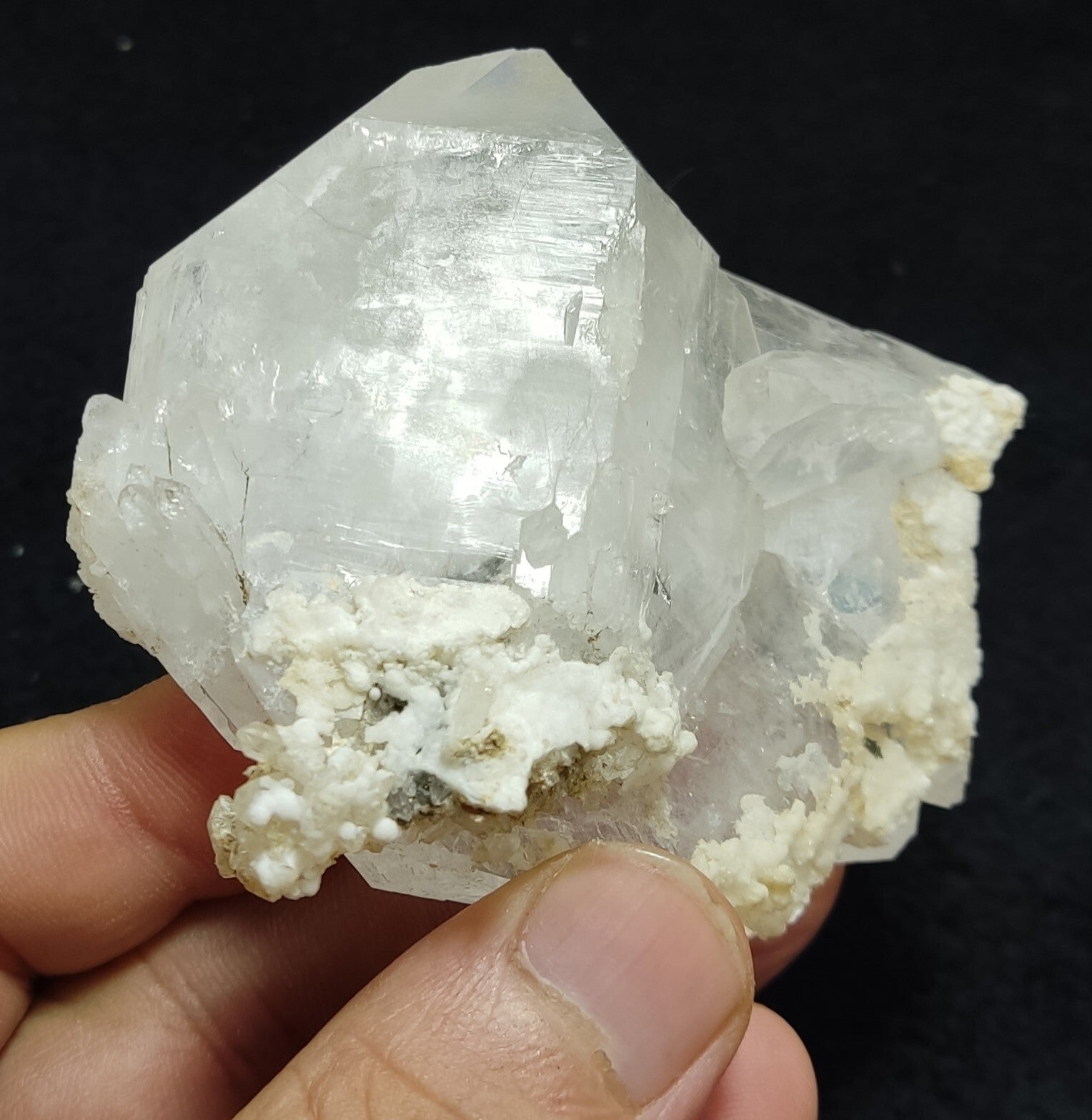 An amazing specimen of quartz cluster 201 grams