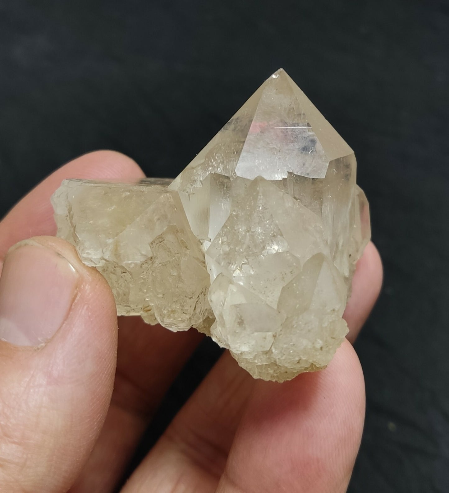 An aesthetic specimen of terminated Quartz crystals cluster 86 grams