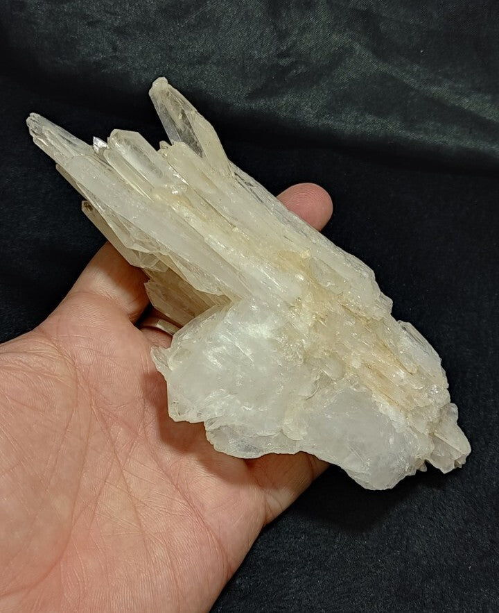 Very Aesthetic Faden Like Quartz Crystal Cluster 409 grams