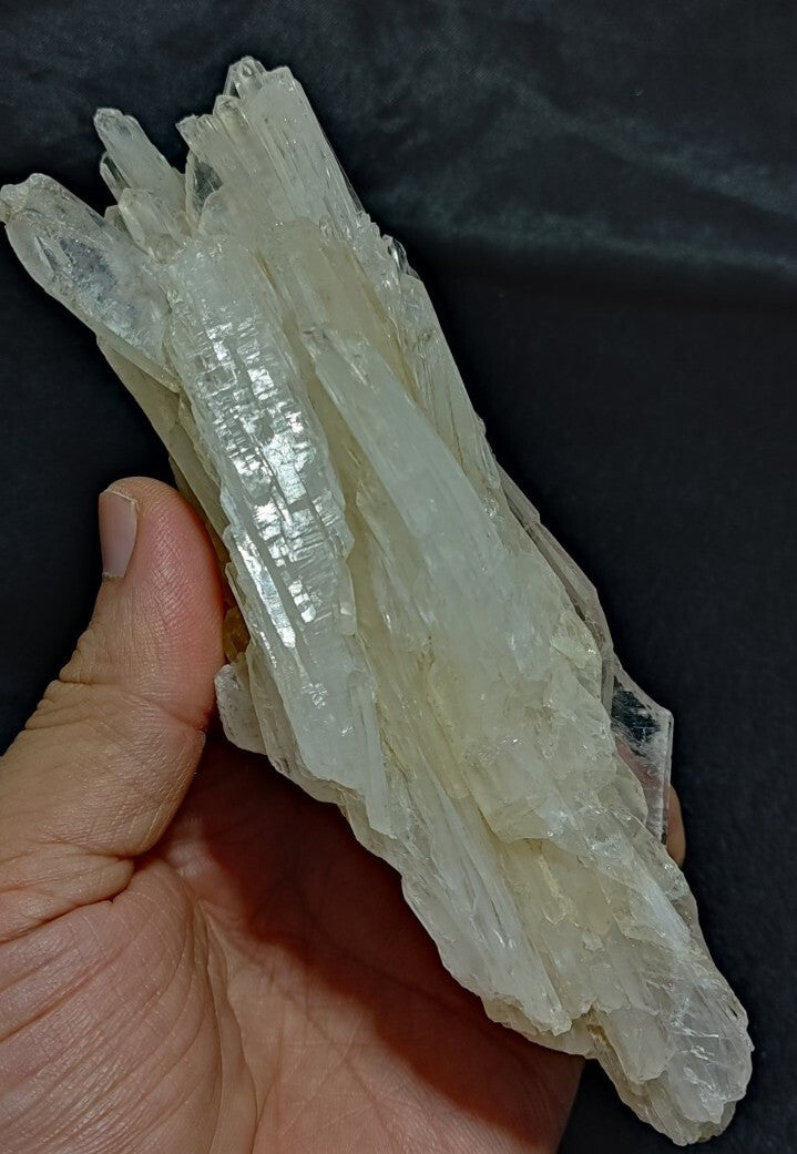 Very Aesthetic Faden Like Quartz Crystal Cluster 409 grams