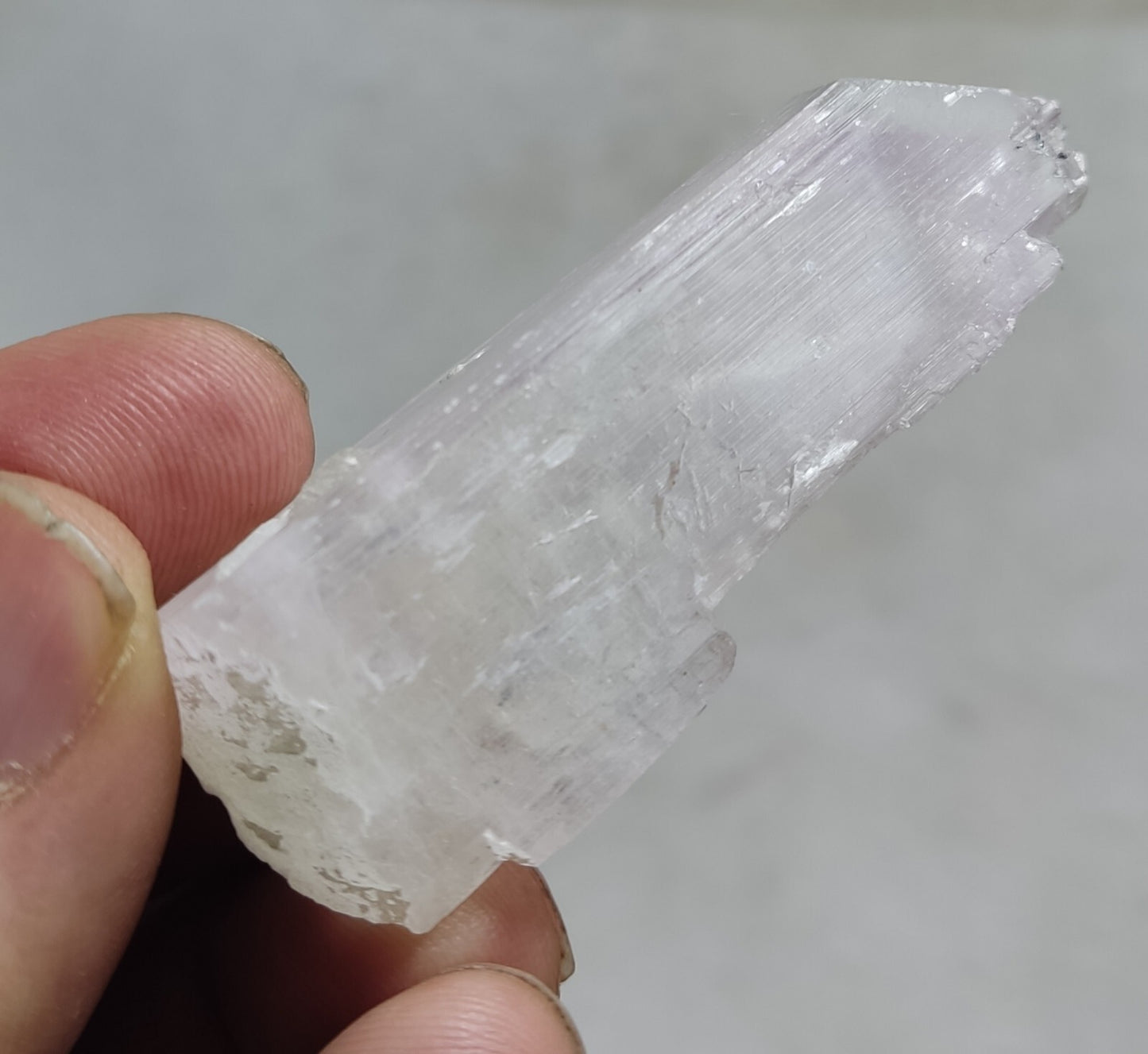 A very Aesthetic Natural spodumene kunzite triphane crystal 39 grams