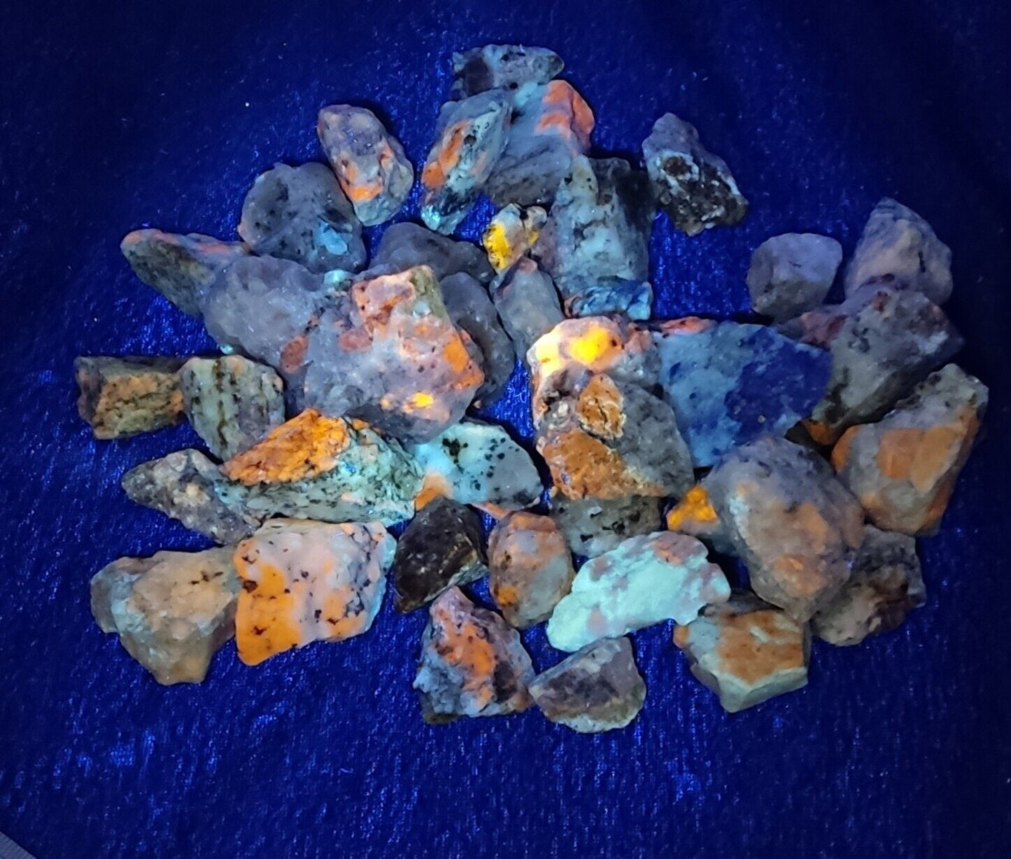 1000 grams Fluorescent rough lazurite/hayune/sodalite