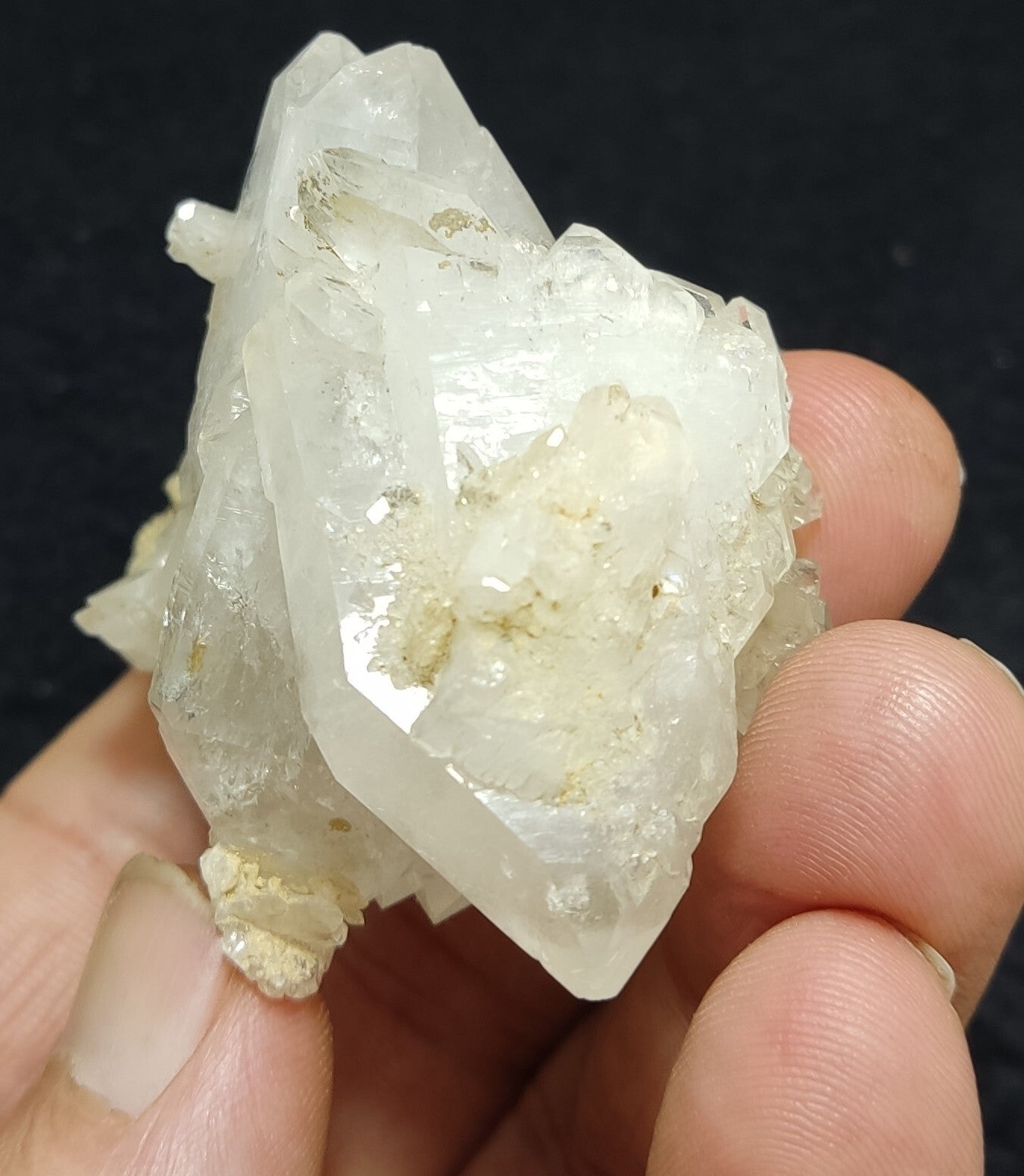 An amazing specimen of quartz cluster 84 grams