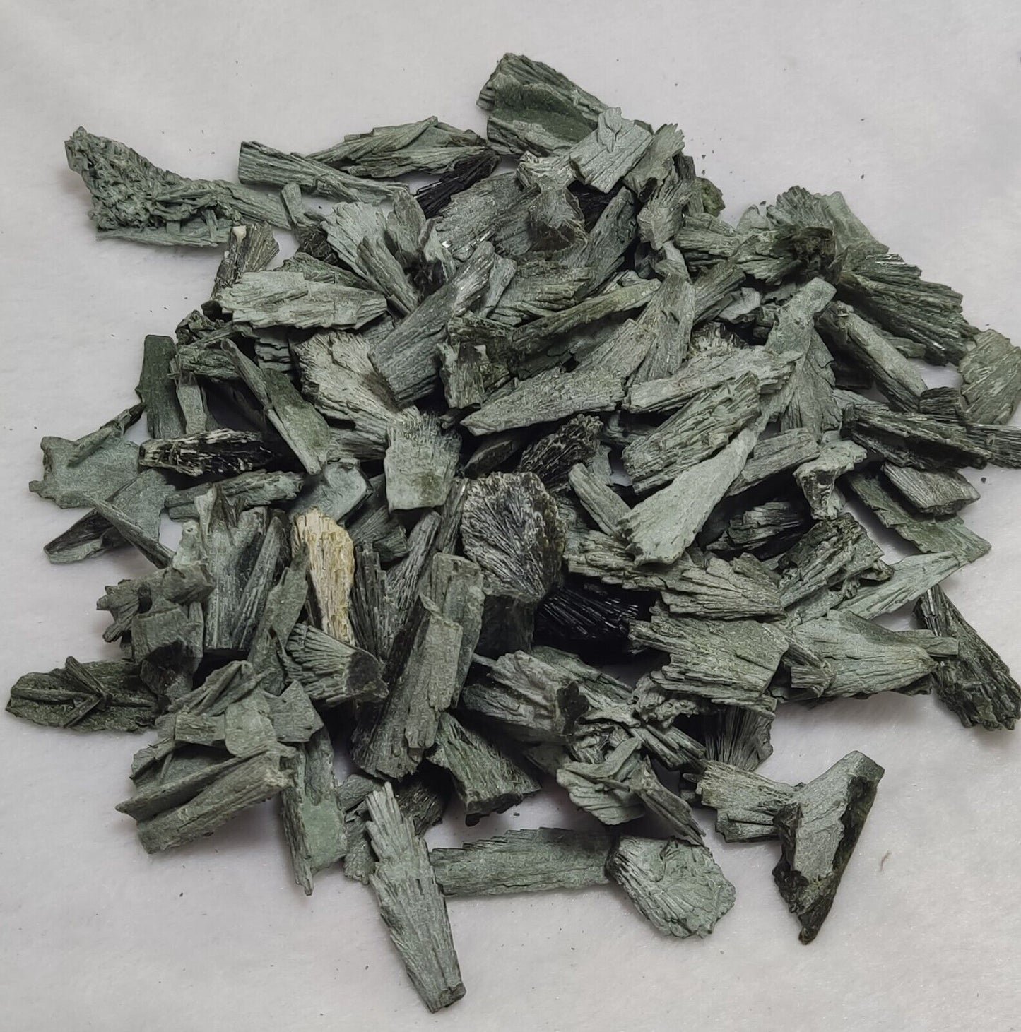 440 grams Natural epidote crystals