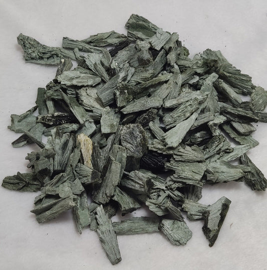 440 grams Natural epidote crystals