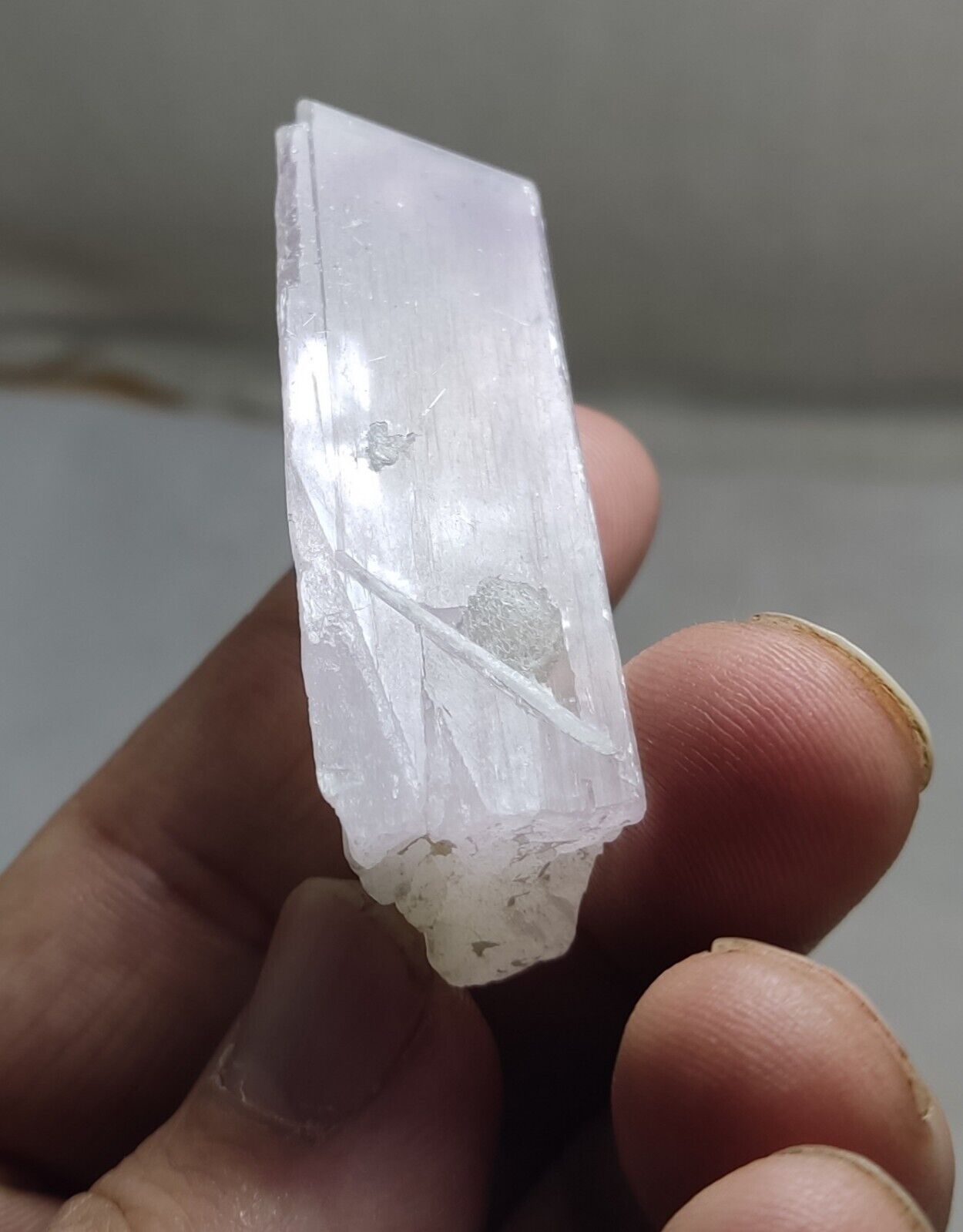 A very Aesthetic Natural spodumene kunzite triphane crystal 39 grams
