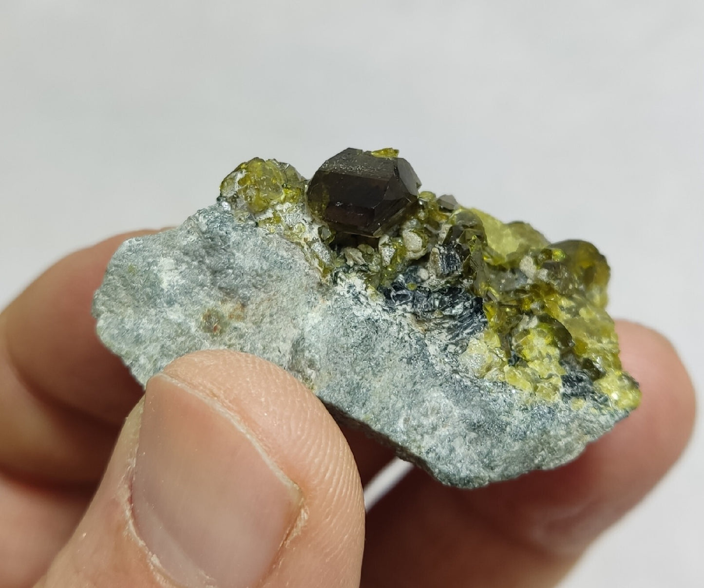 Green color epidotes on matrix 22 grams