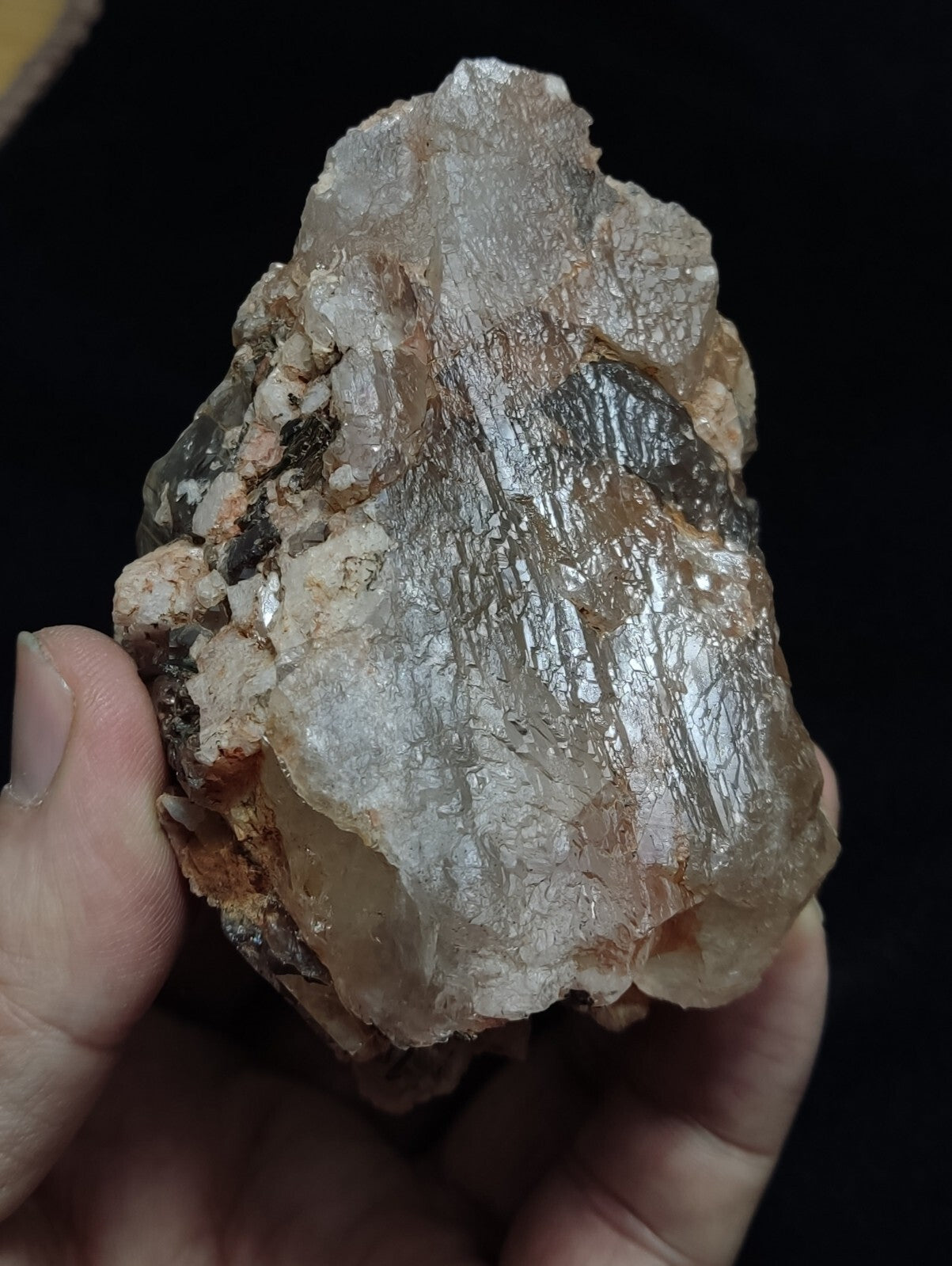 An Aesthetic terminated Quartz floater with aegirine 381 grams