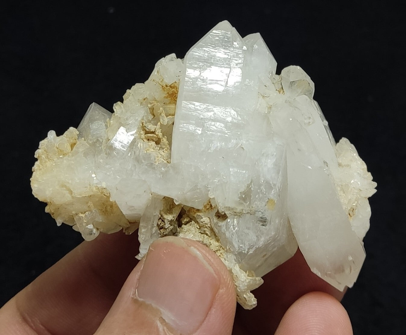 An amazing specimen of quartz cluster 84 grams