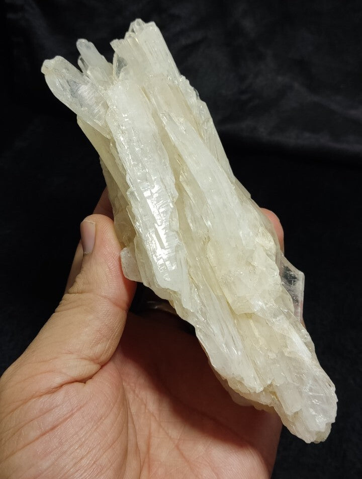 Very Aesthetic Faden Like Quartz Crystal Cluster 409 grams