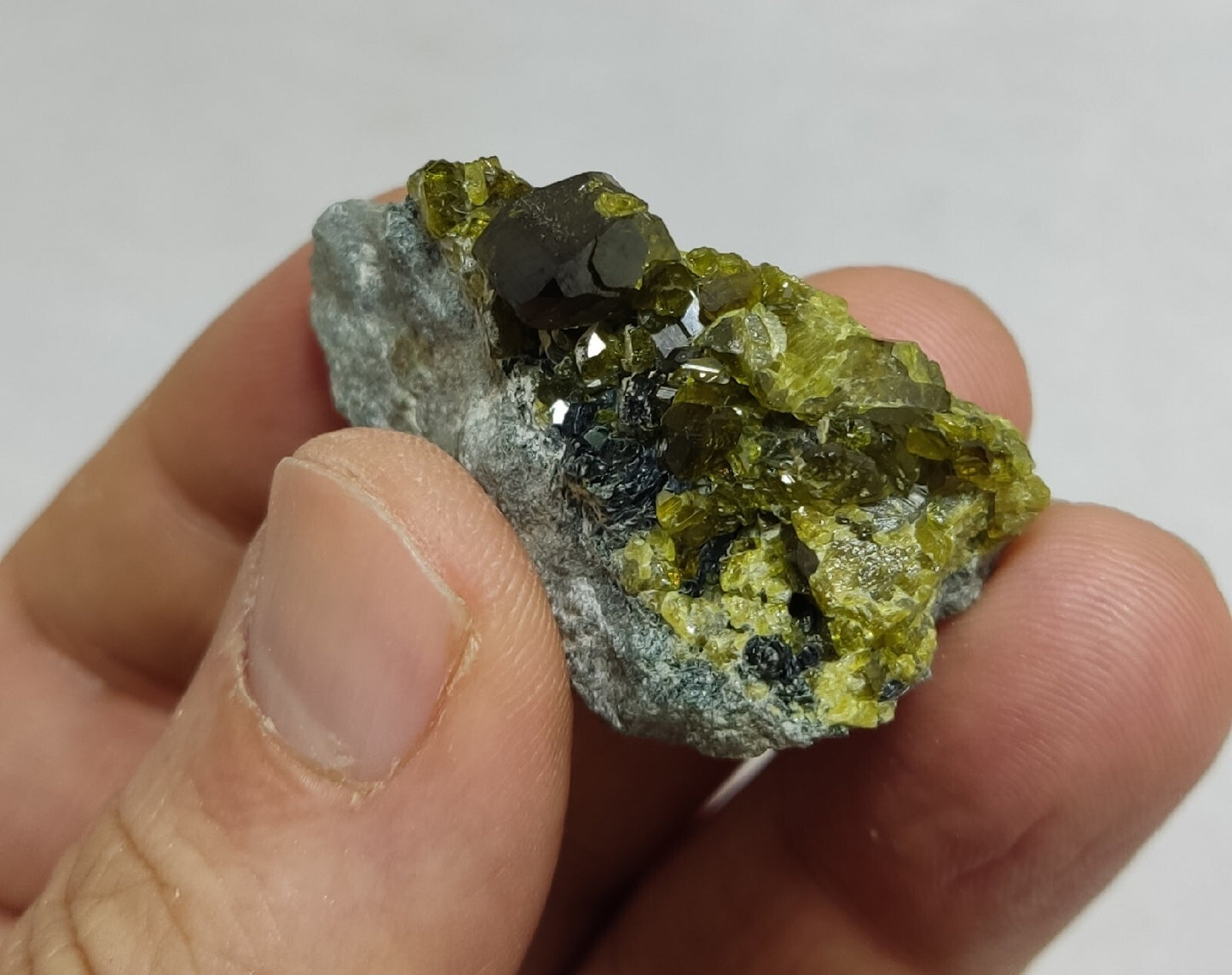 Green color epidotes on matrix 22 grams